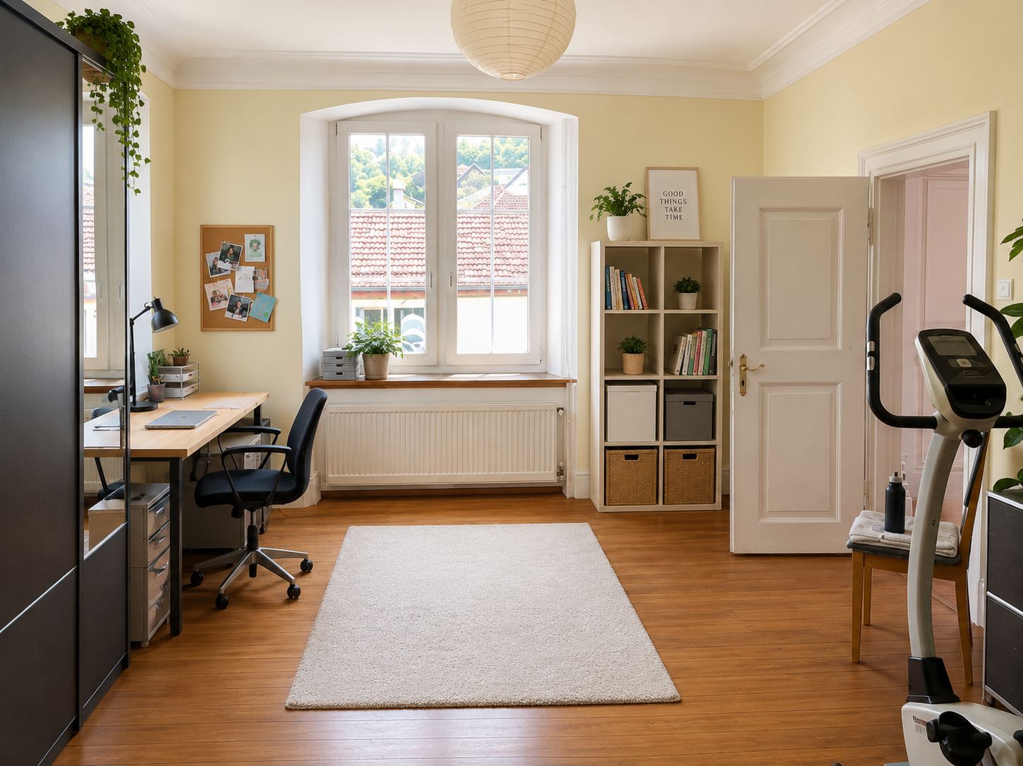 Helles Arbeitszimmer mit klassischer Ausstattung