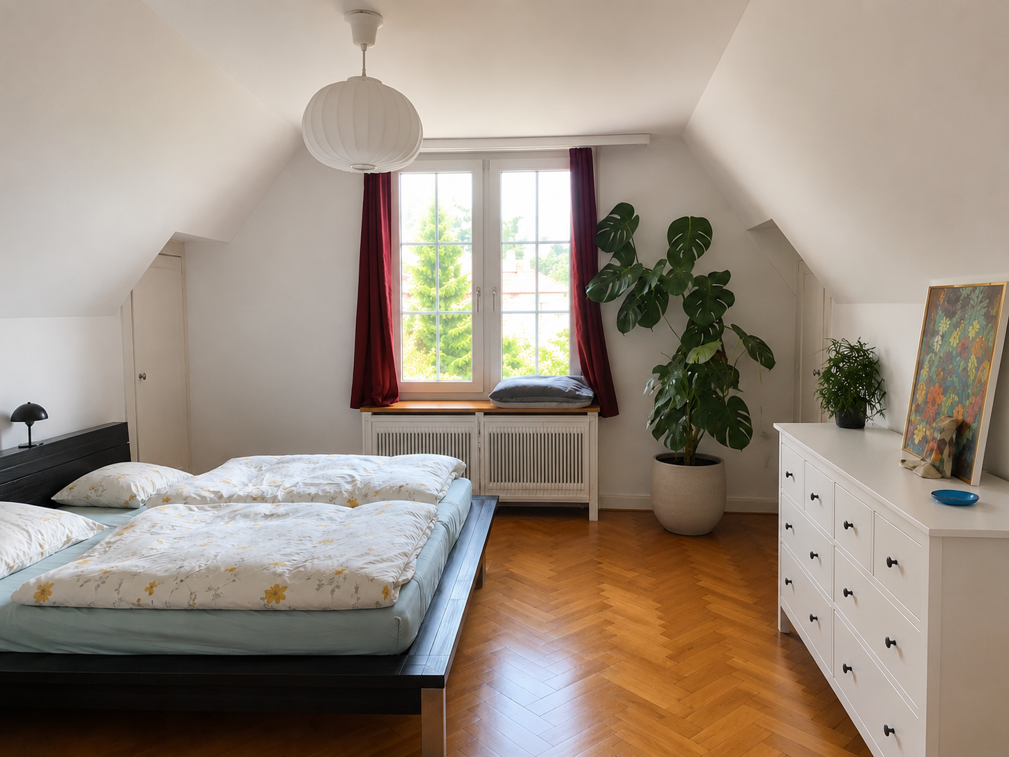 Helles Schlafzimmer mit Dachschräge