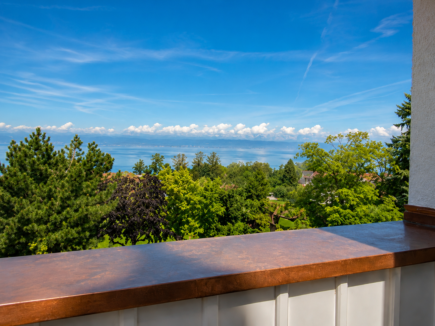 Seeblick von einer Terrasse
