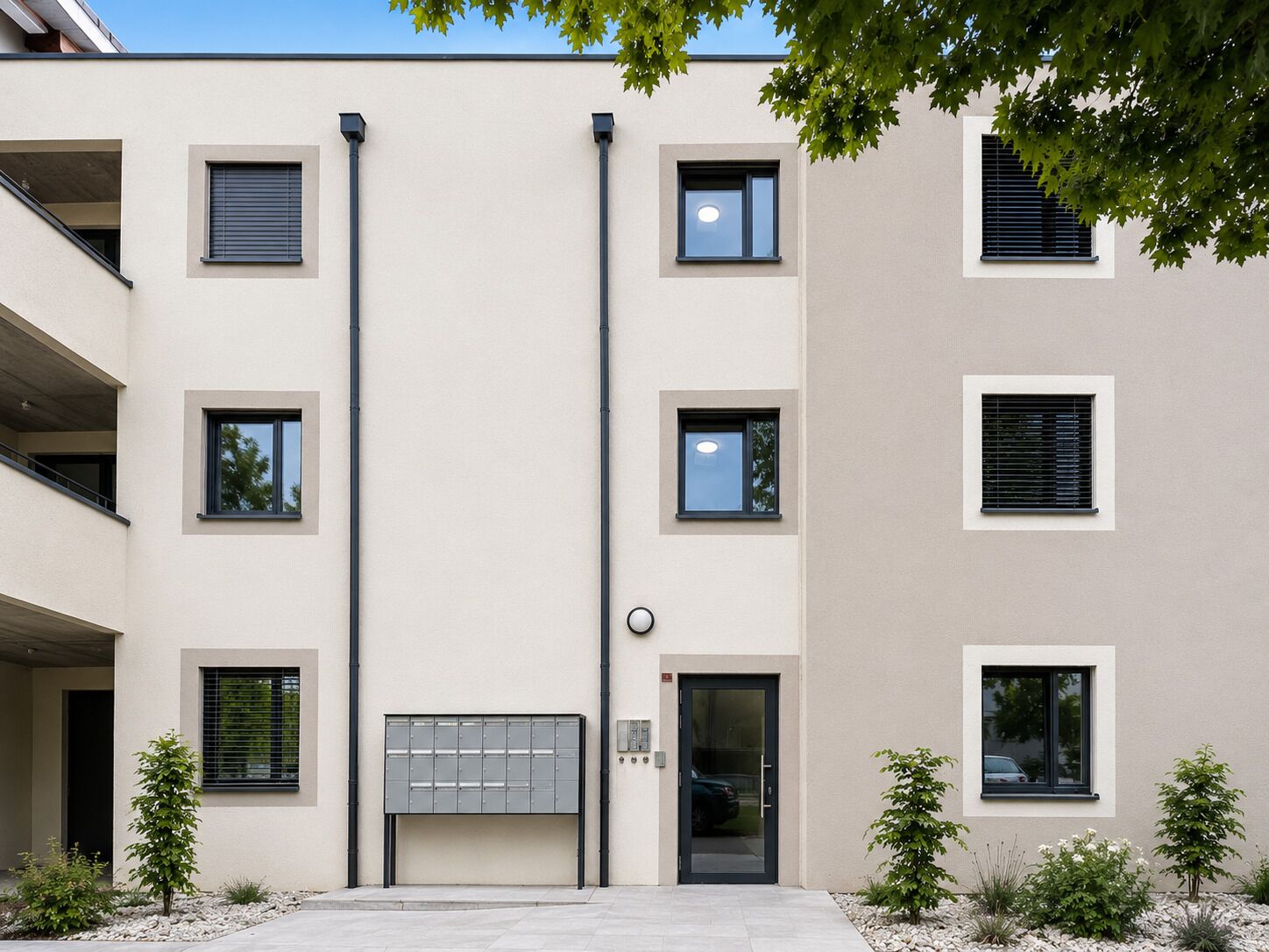 Modernes Mehrfamilienhaus mit Innenhof