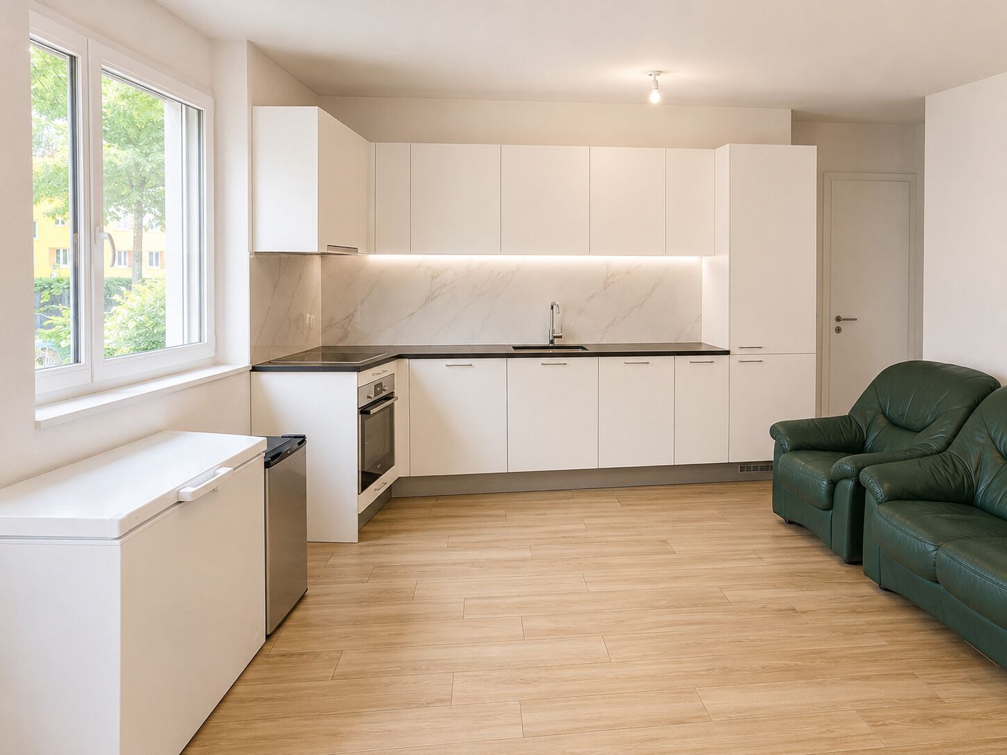 Moderne Wohnküche mit Sitzbereich