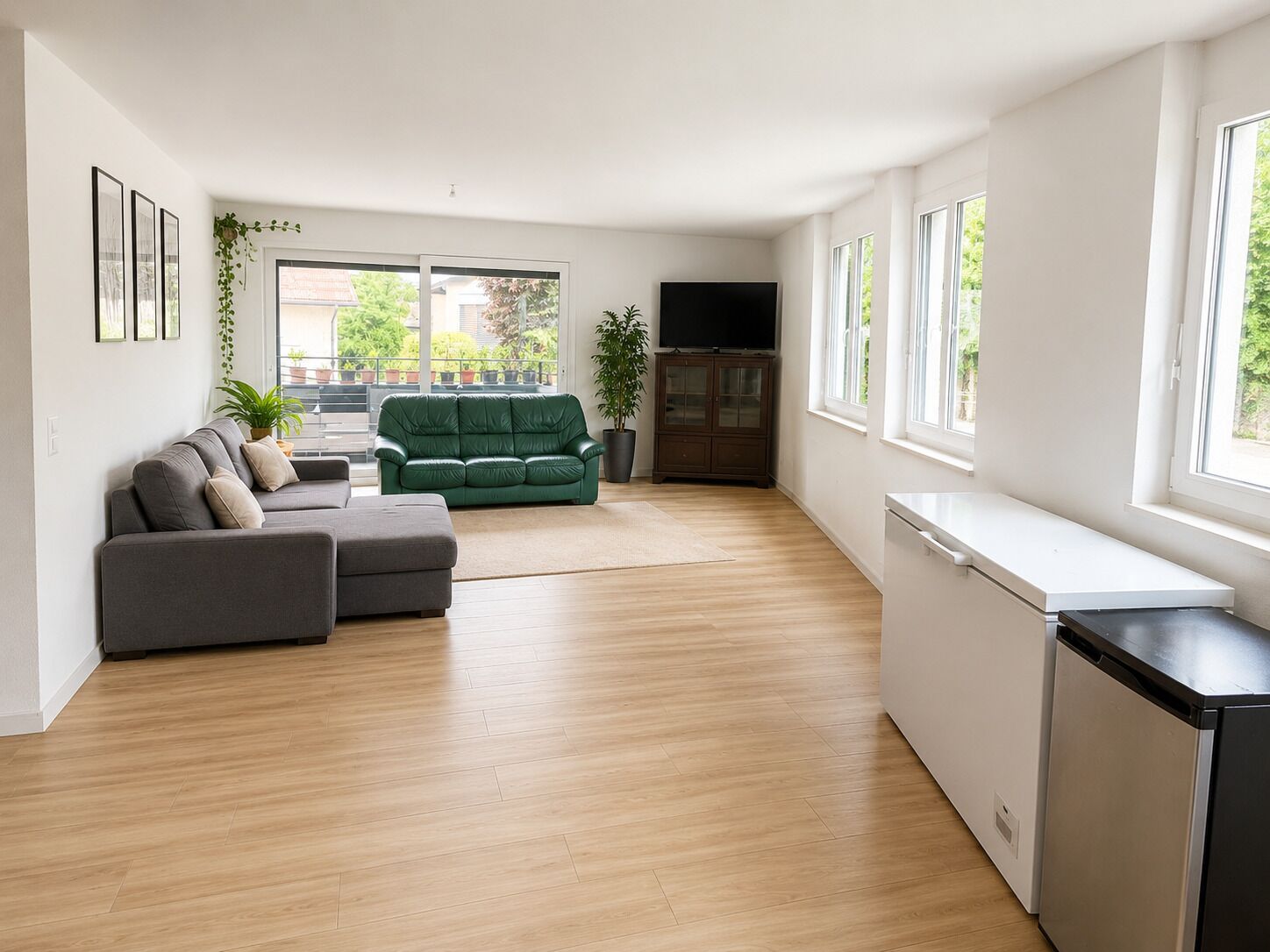 Heller Wohnraum mit Balkonblick