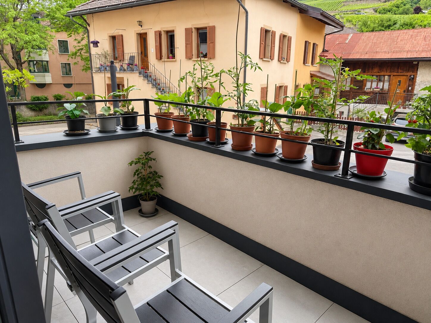 Balkon mit Blick auf benachbarte Häuser