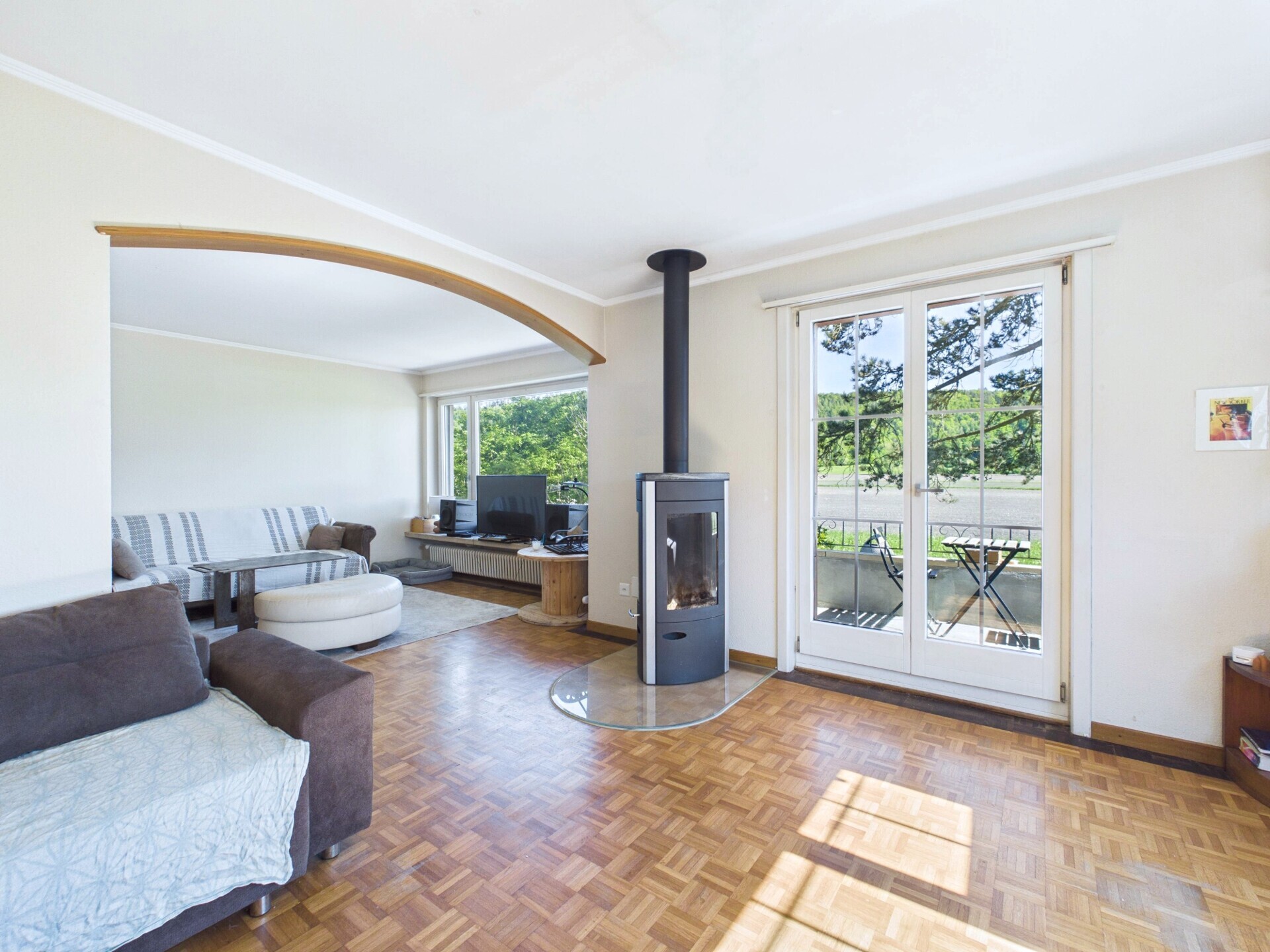 Helles Wohnzimmer mit Kamin und Balkonzugang