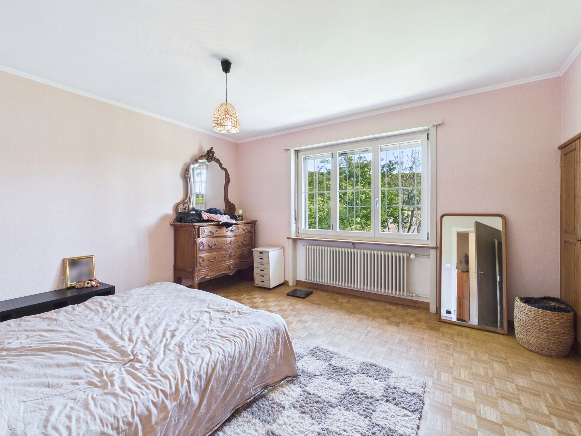 Schlafzimmer mit großem Fenster und klassischer Einrichtung