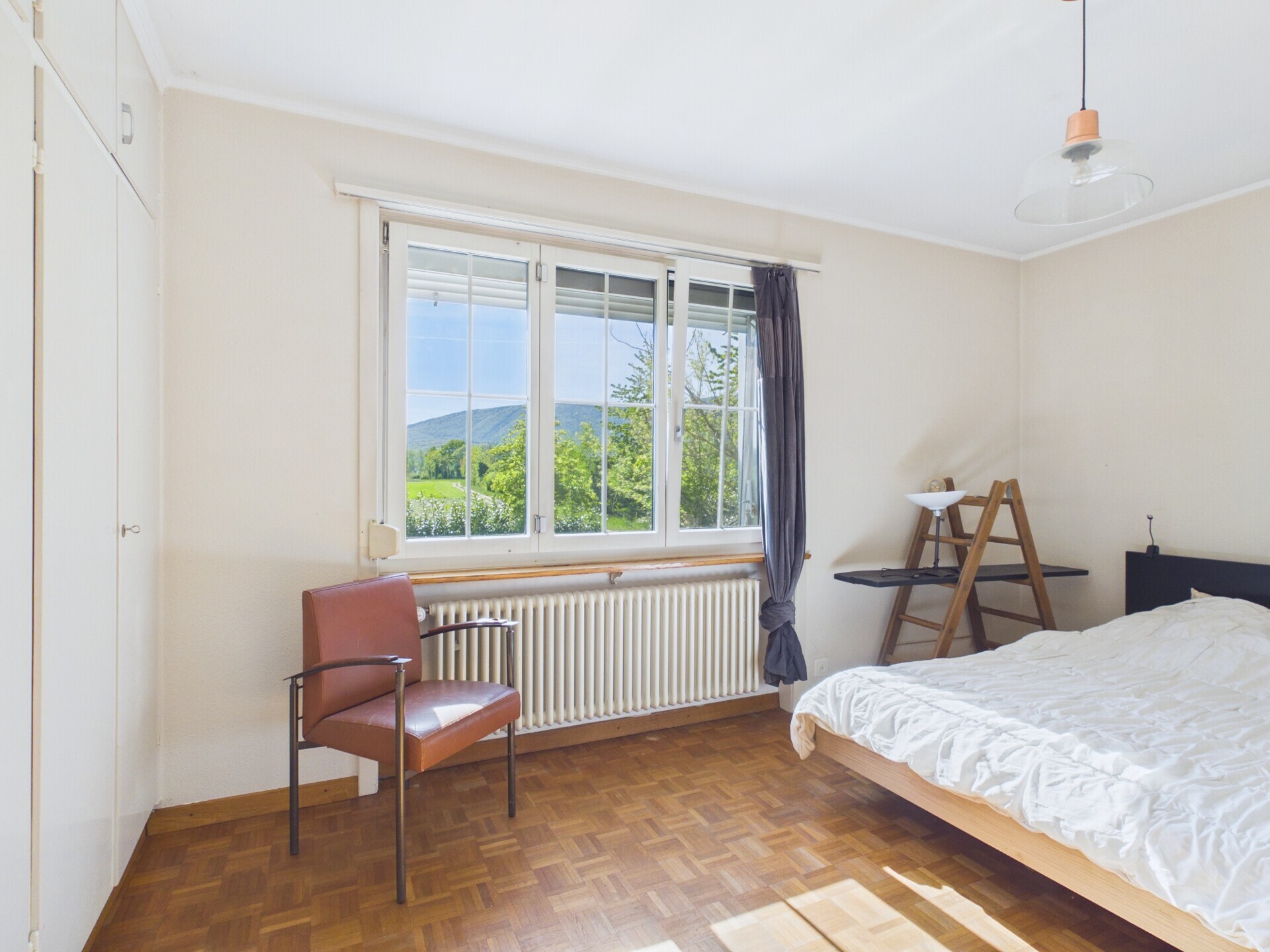 Helles Schlafzimmer mit Bergblick
