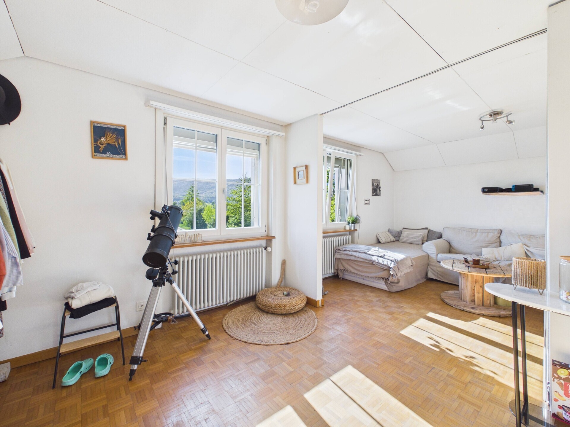 Helles Wohn-/Schlafzimmer mit Dachschräge