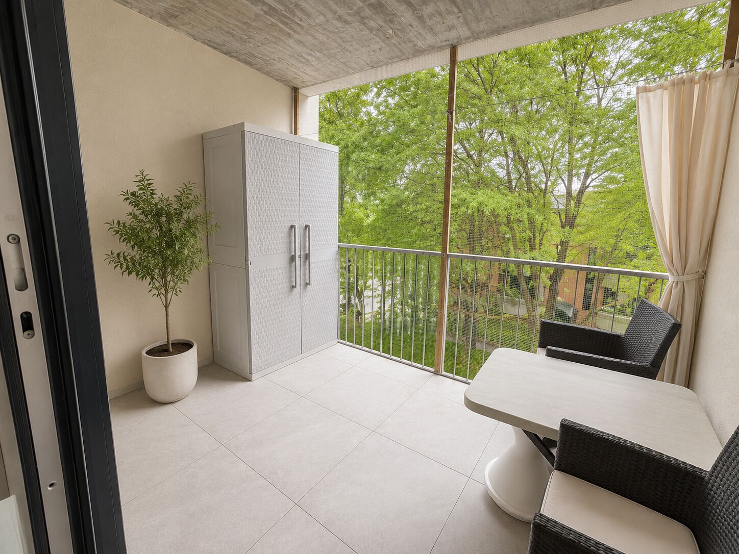 Überdachter Balkon mit Sitzplatz
