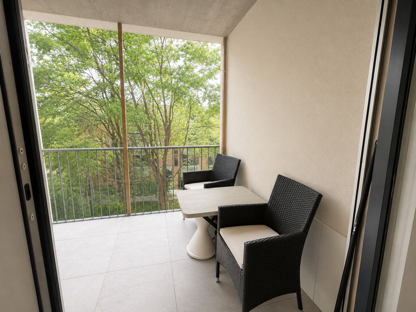 Überdachter Balkon mit Sitzgruppe