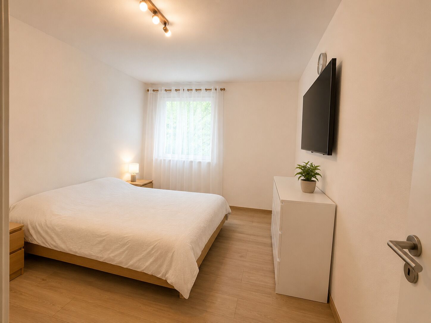 Helles Schlafzimmer mit schlichtem, modernem Interieur