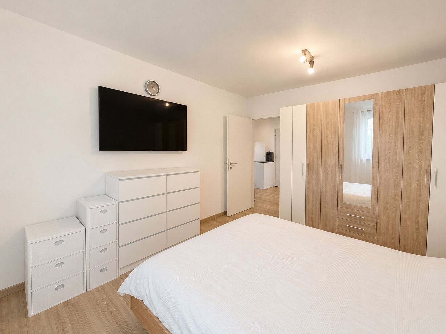 Helles Schlafzimmer mit Schrankwand