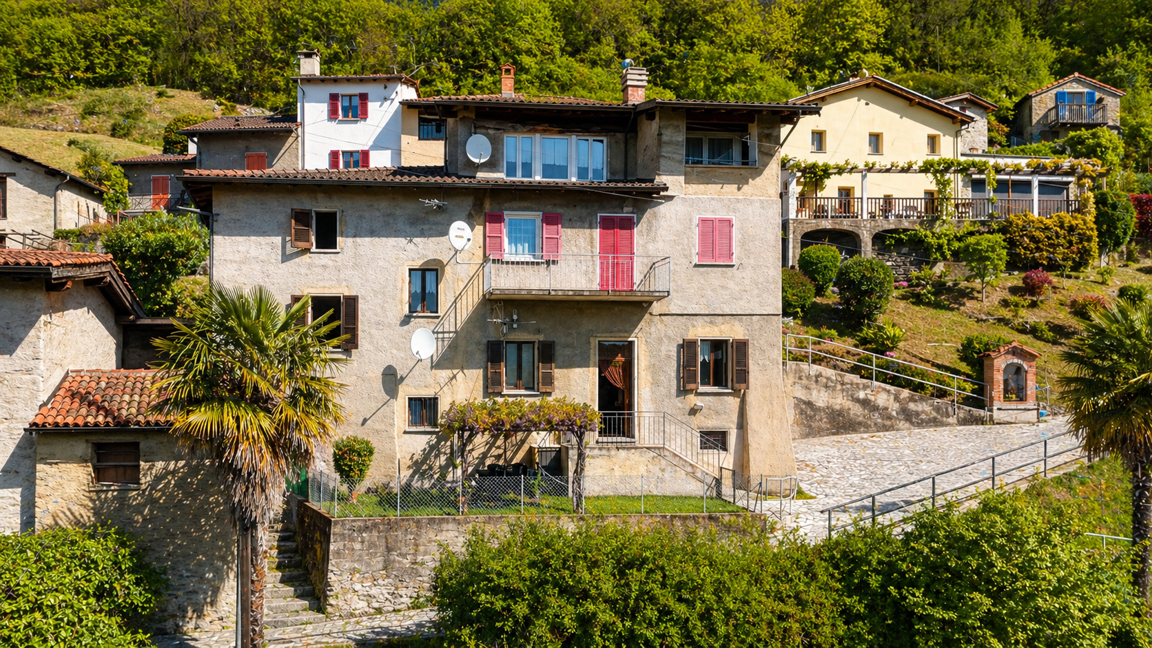 Ländliches Mehrfamilienhaus mit mediterranem Charme