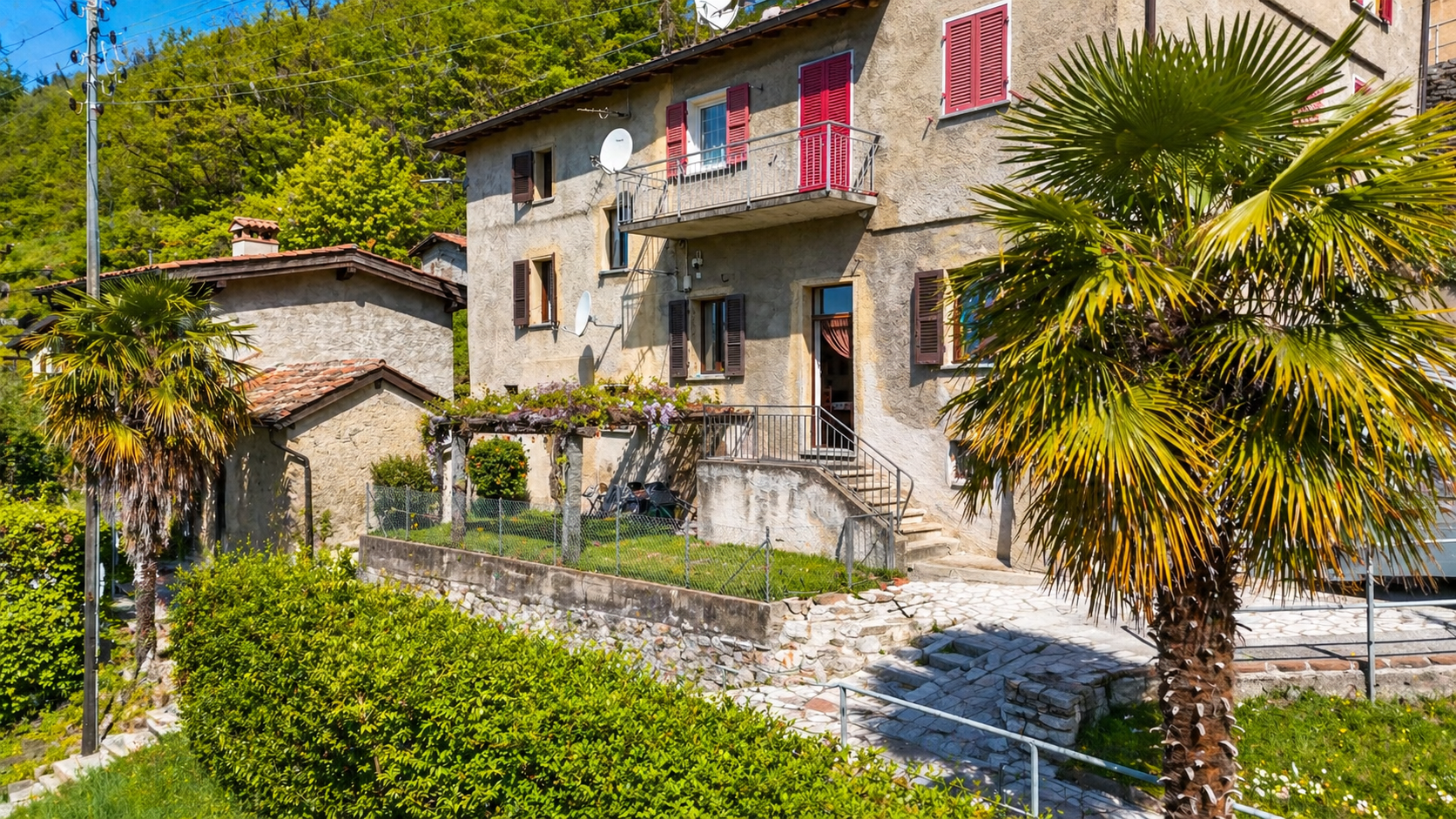 Mediterranes Wohnhaus mit Garten