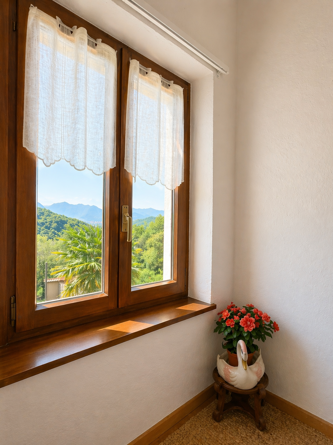 Heller Innenraum mit Holzfenster und Bergblick