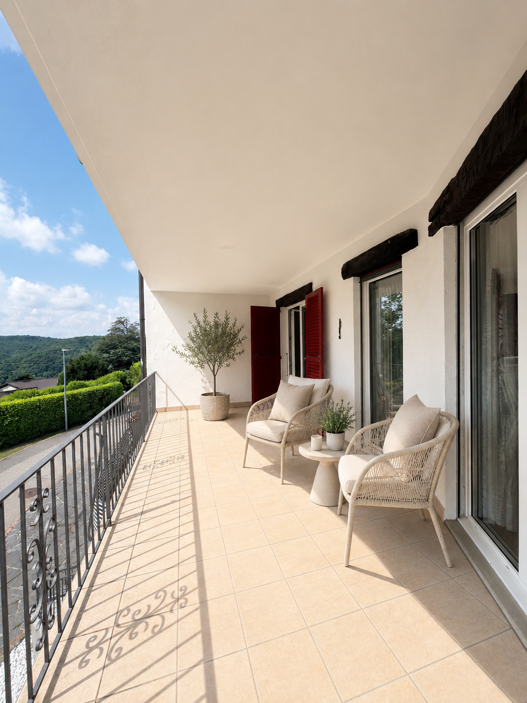 Balkon mit Sitzgruppe und Bergblick