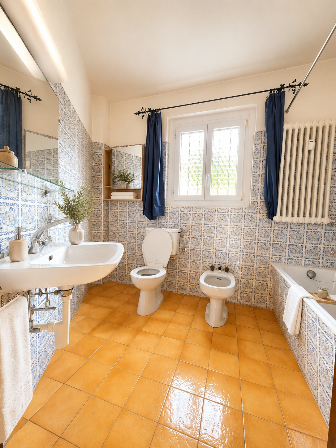 Badezimmer mit blau-weißen Fliesen und Terrakotta-Boden