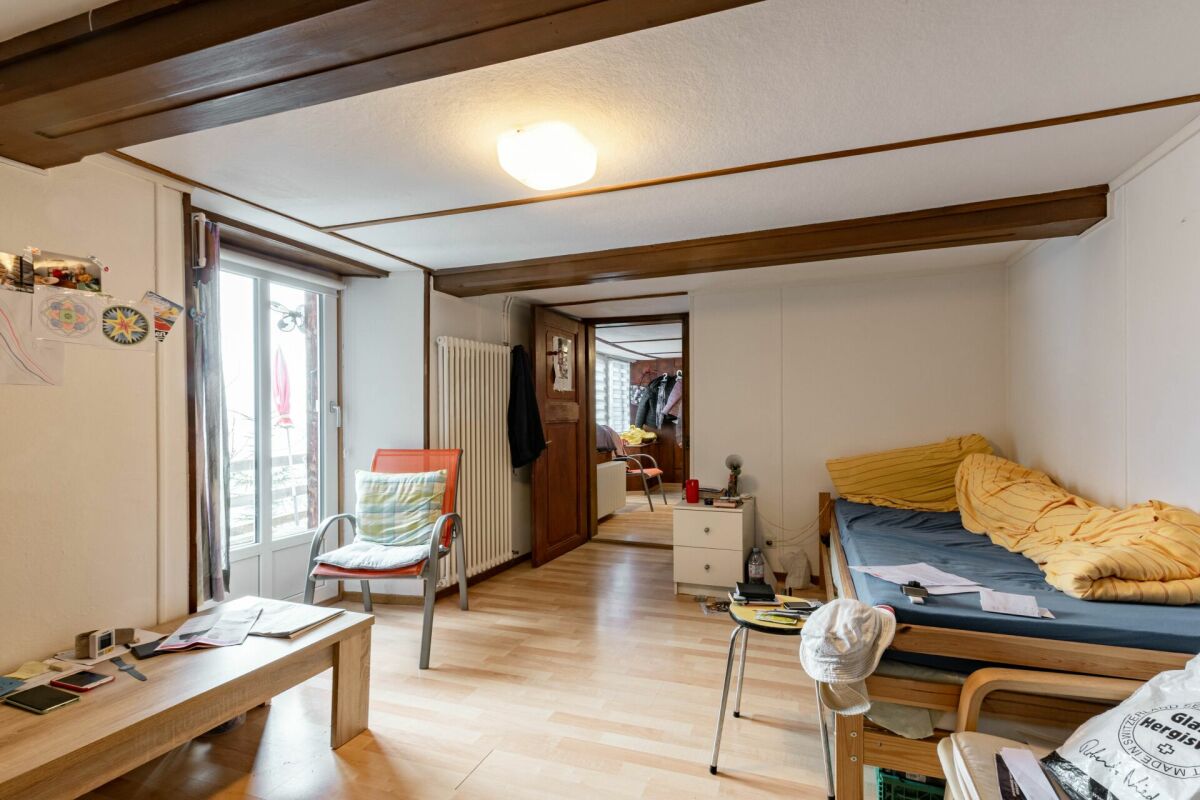 Helles Schlafzimmer mit Holzbalken