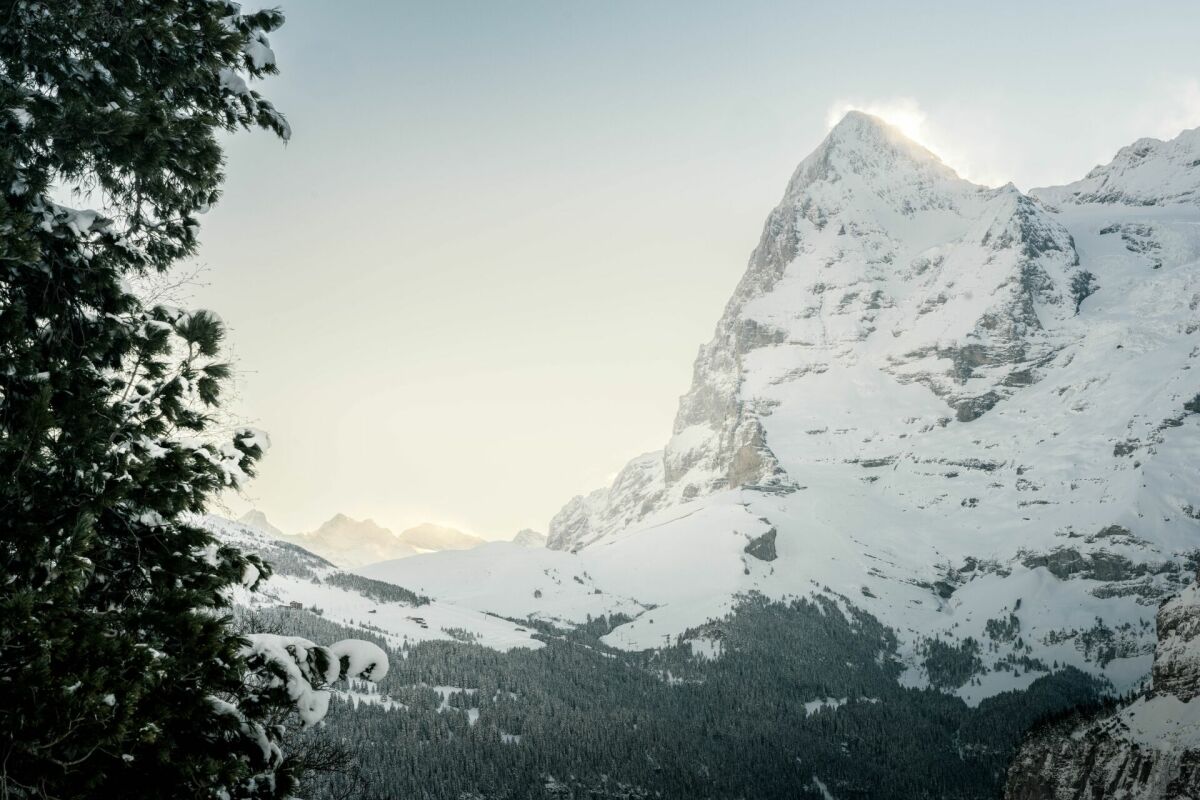 Schneebedeckte Berglandschaft mit Felsgipfel