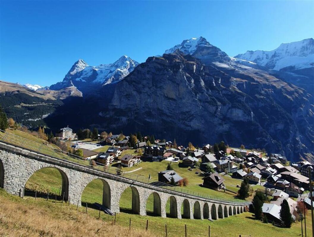 Berglandschaft mit Viadukt und Dorf