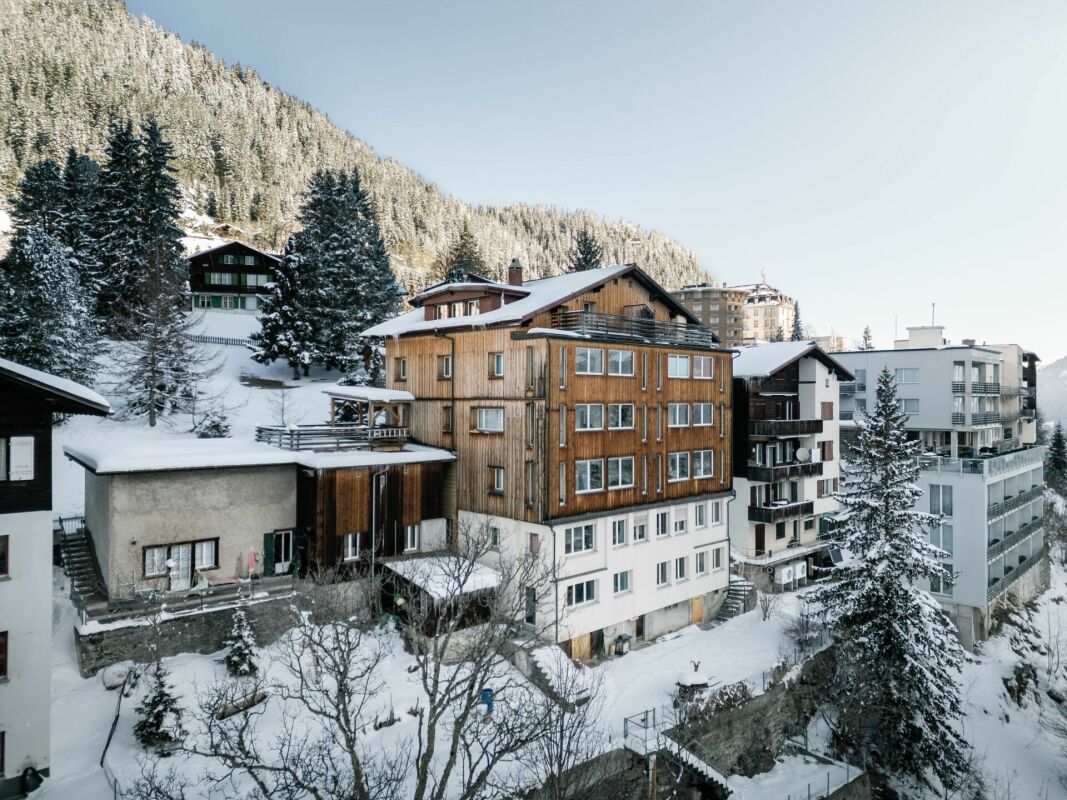 Alpines Mehrfamilienhaus im Schnee