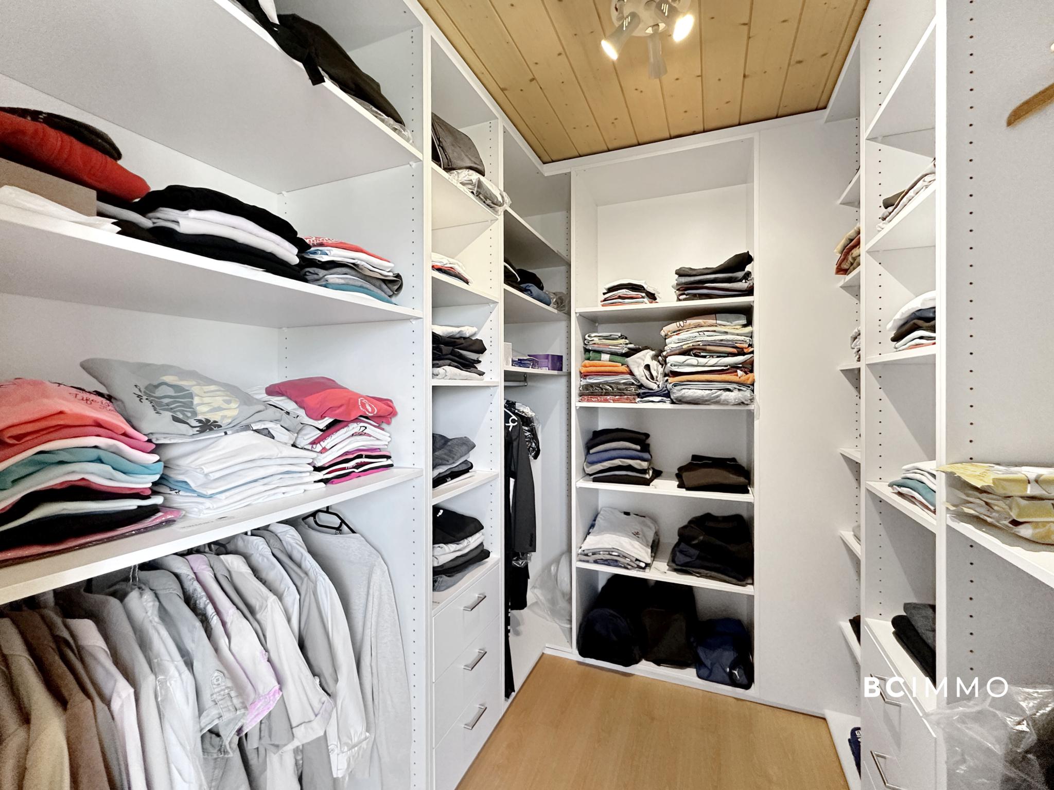 Begehbarer Kleiderschrank