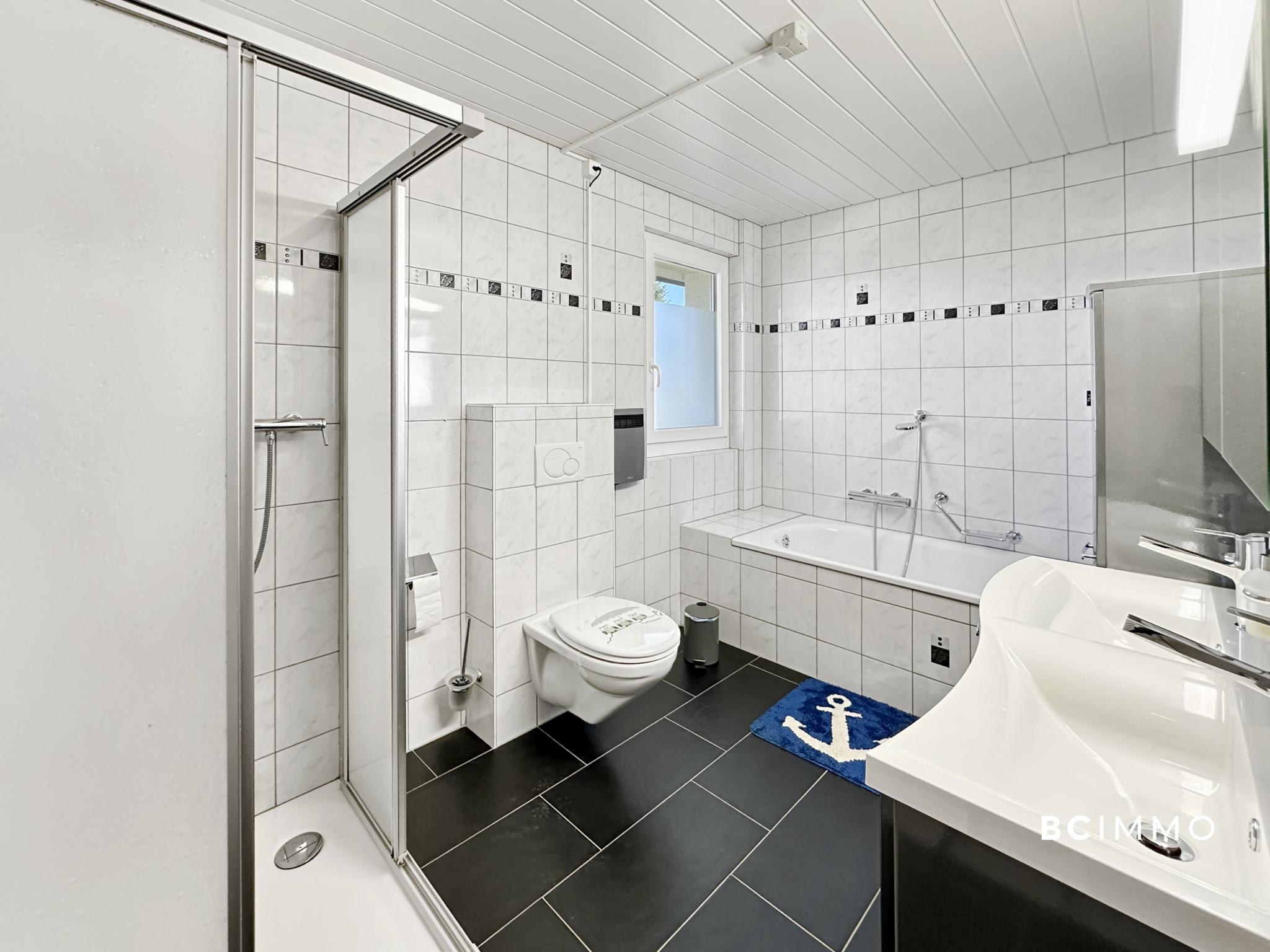 Modernes Badezimmer mit Badewanne und Dusche