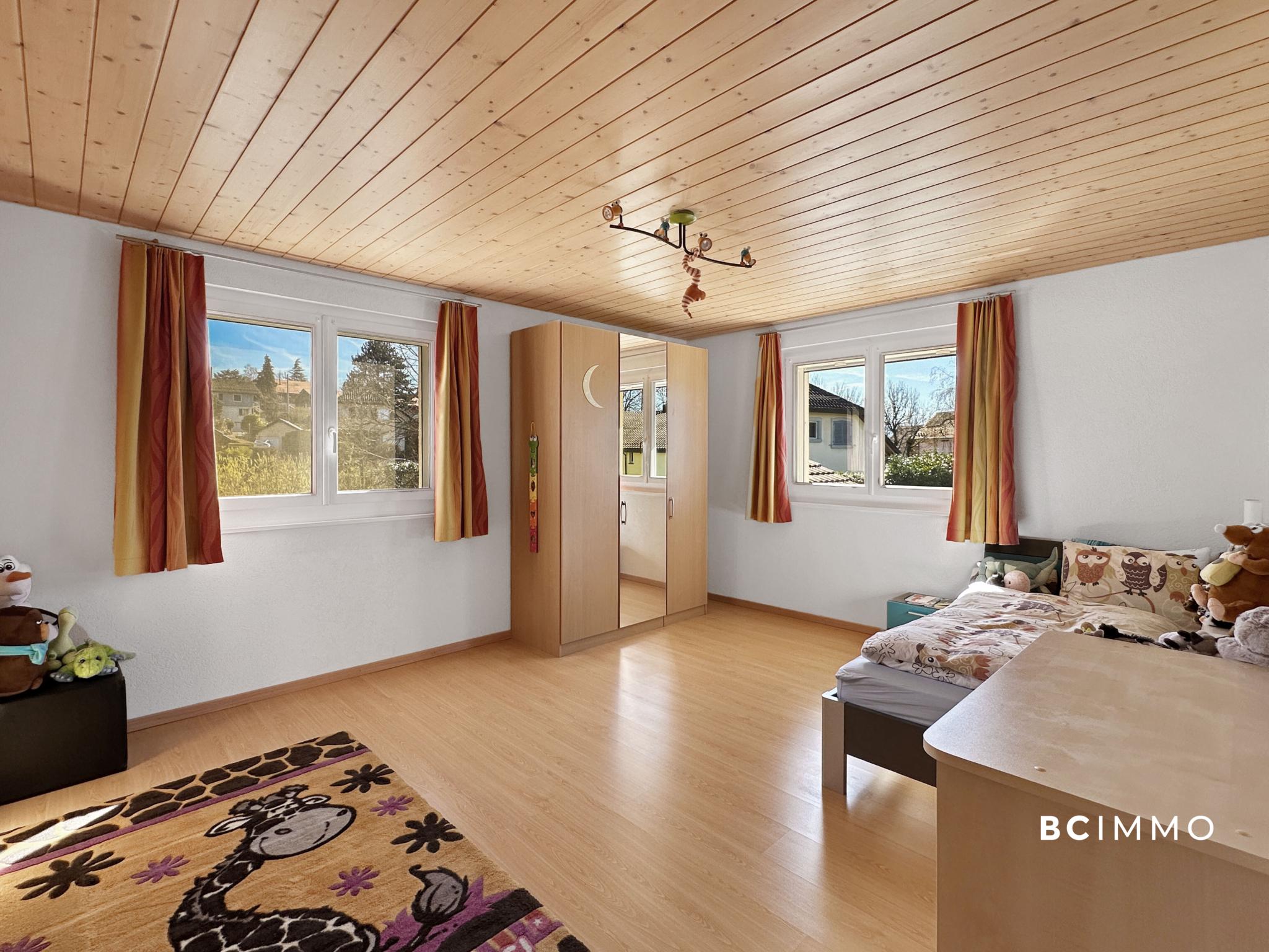Helles Schlafzimmer mit Holzdecke