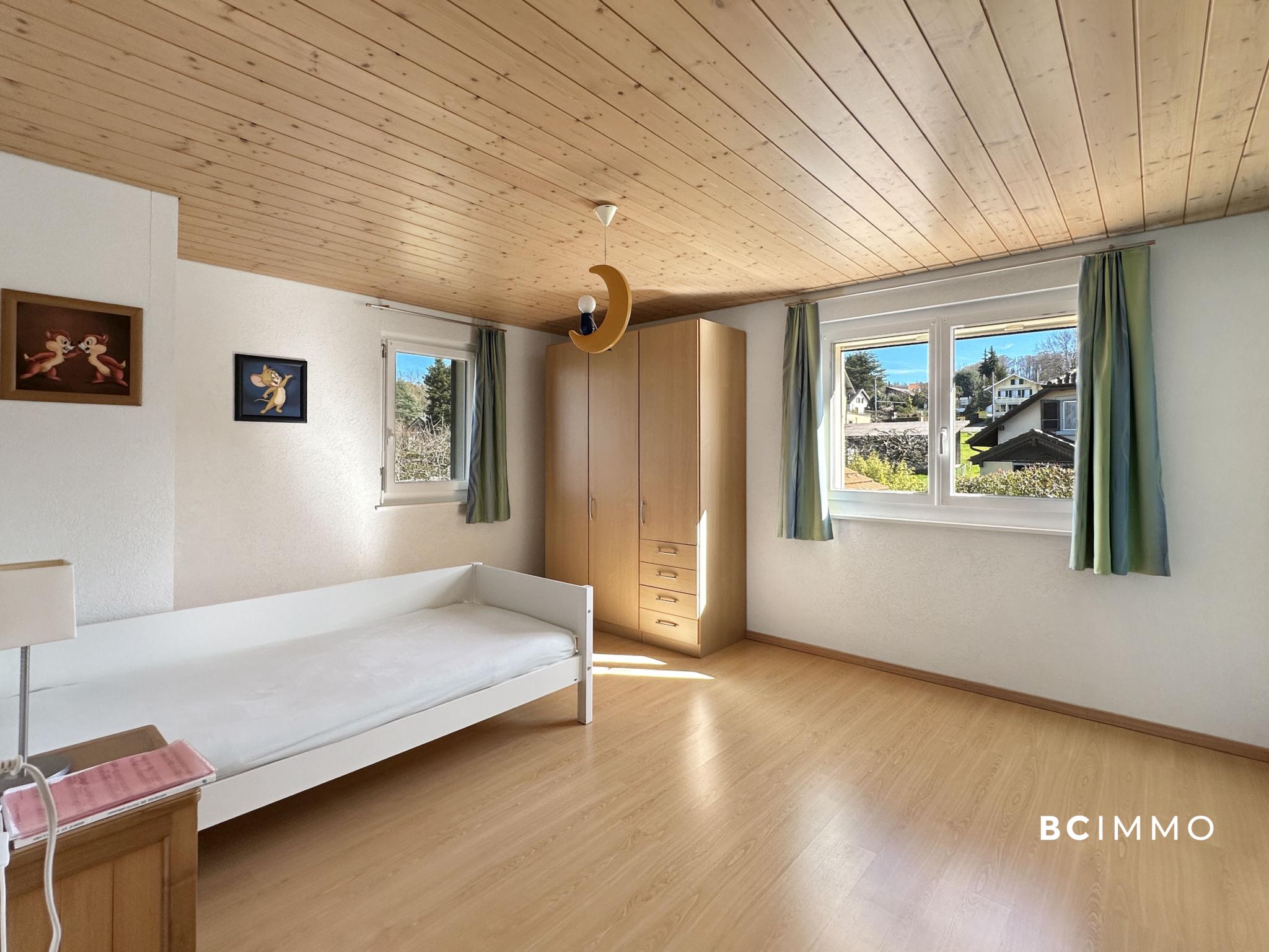 Helles Schlafzimmer mit Holzboden und Holzdecke