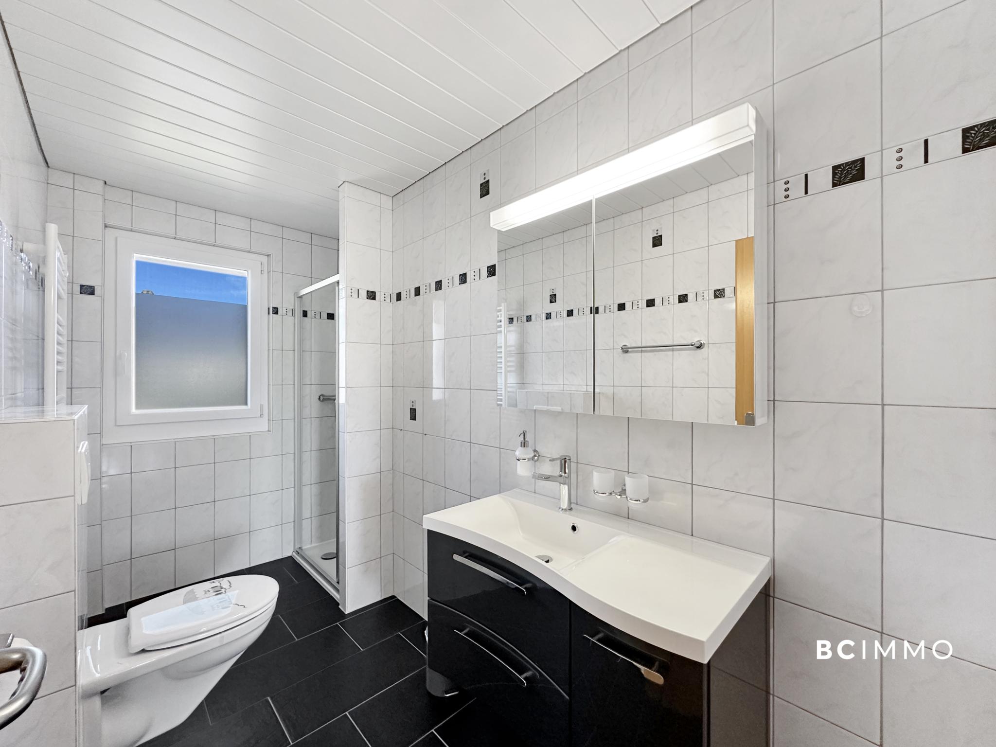 Modernes Badezimmer mit Dusche und Waschtisch