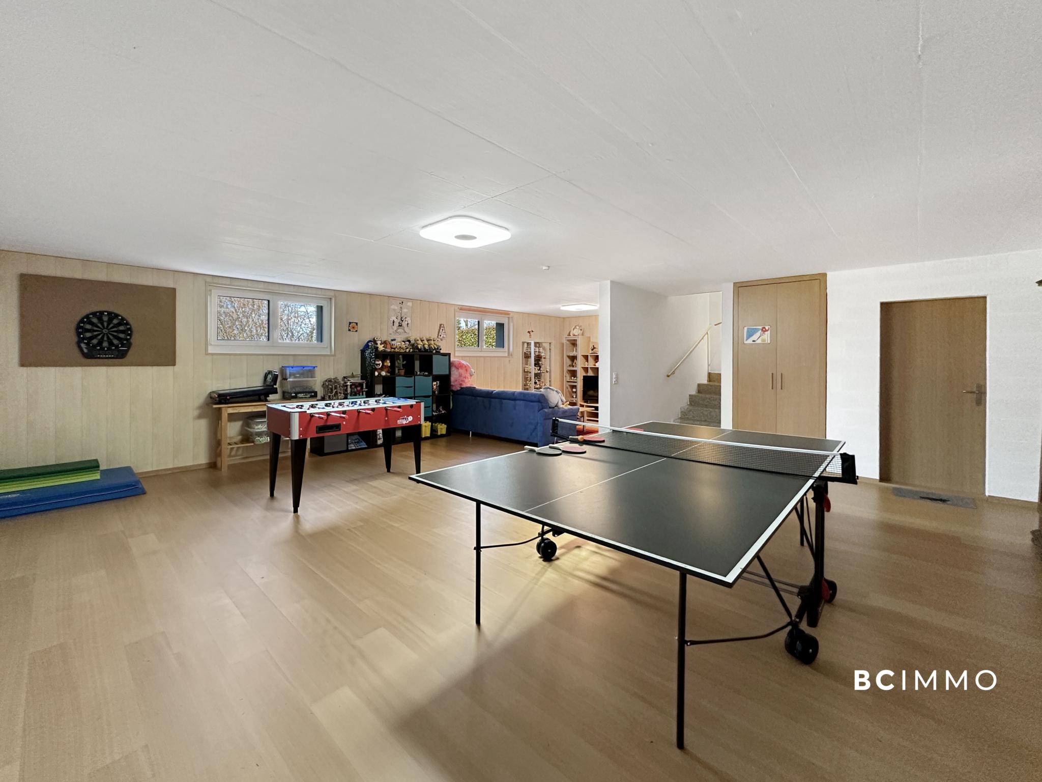 Freizeitraum mit Tischtennisplatte