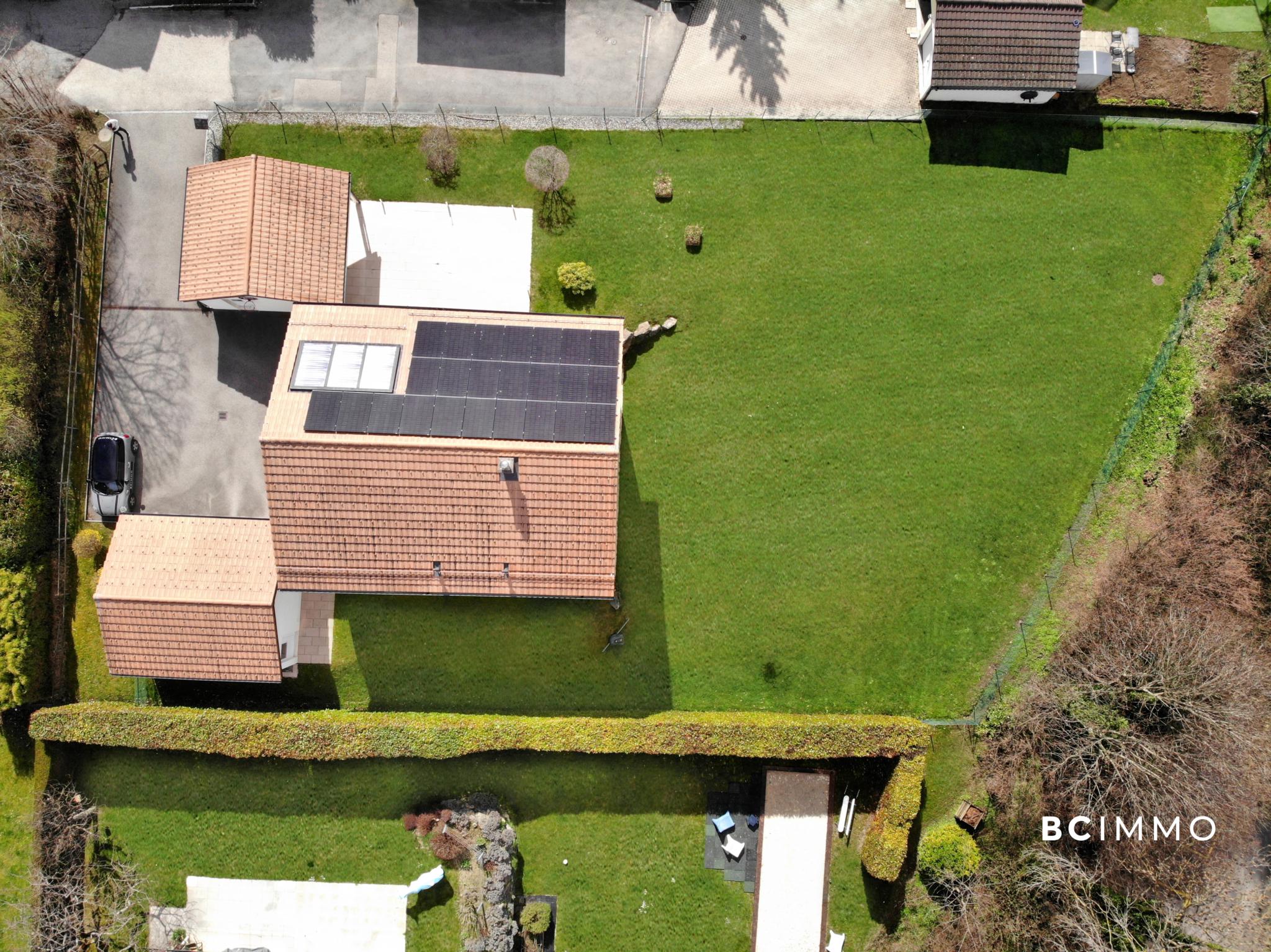Luftaufnahme eines Hauses mit großem Garten
