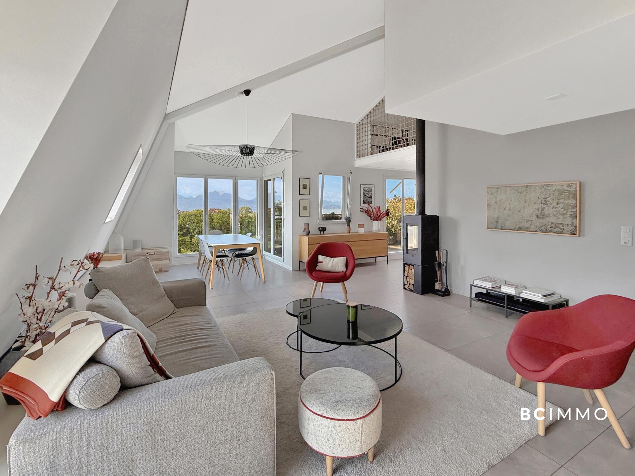 Heller moderner Wohnraum mit Aussicht