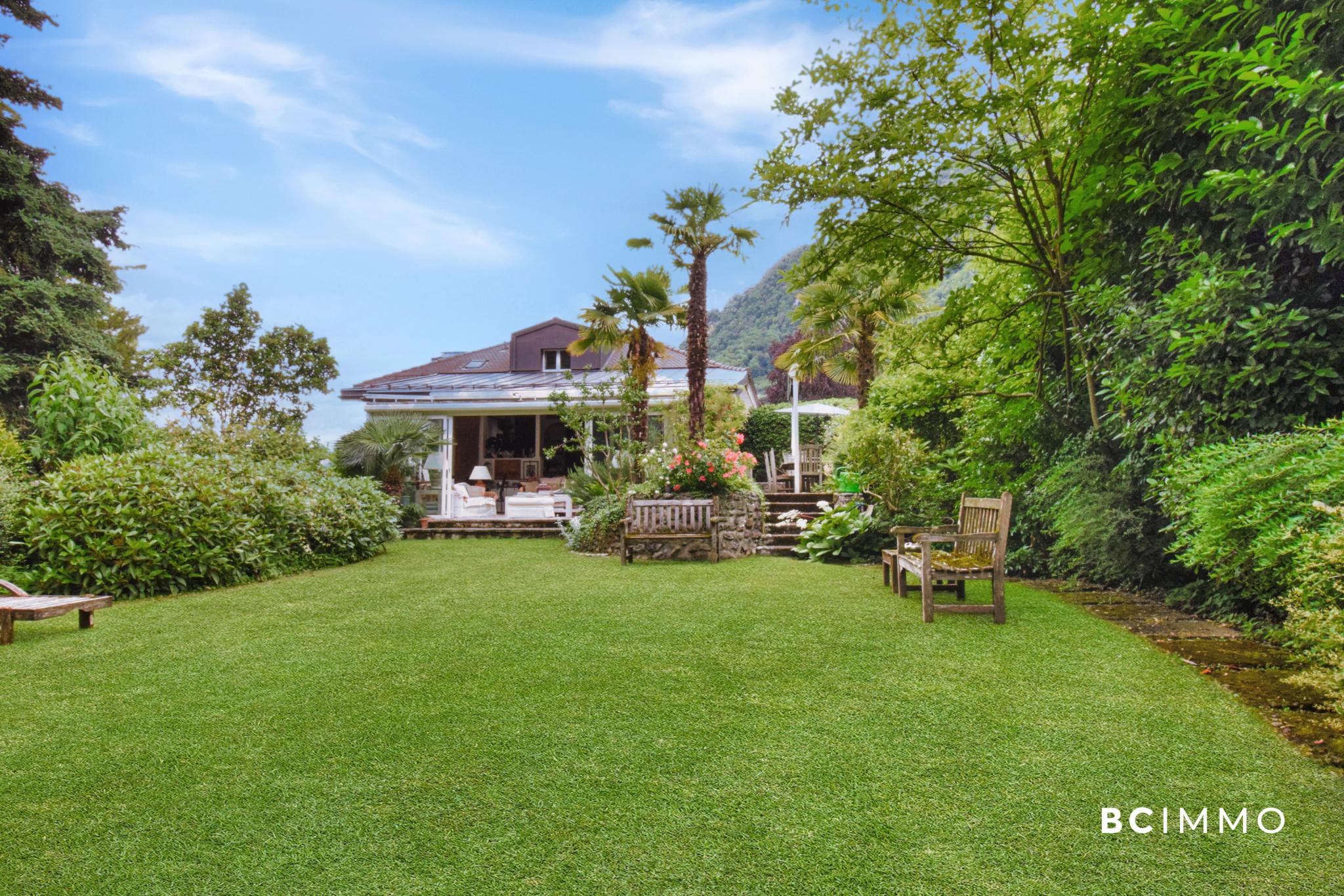 Große Gartenansicht mit Haus und Terrasse