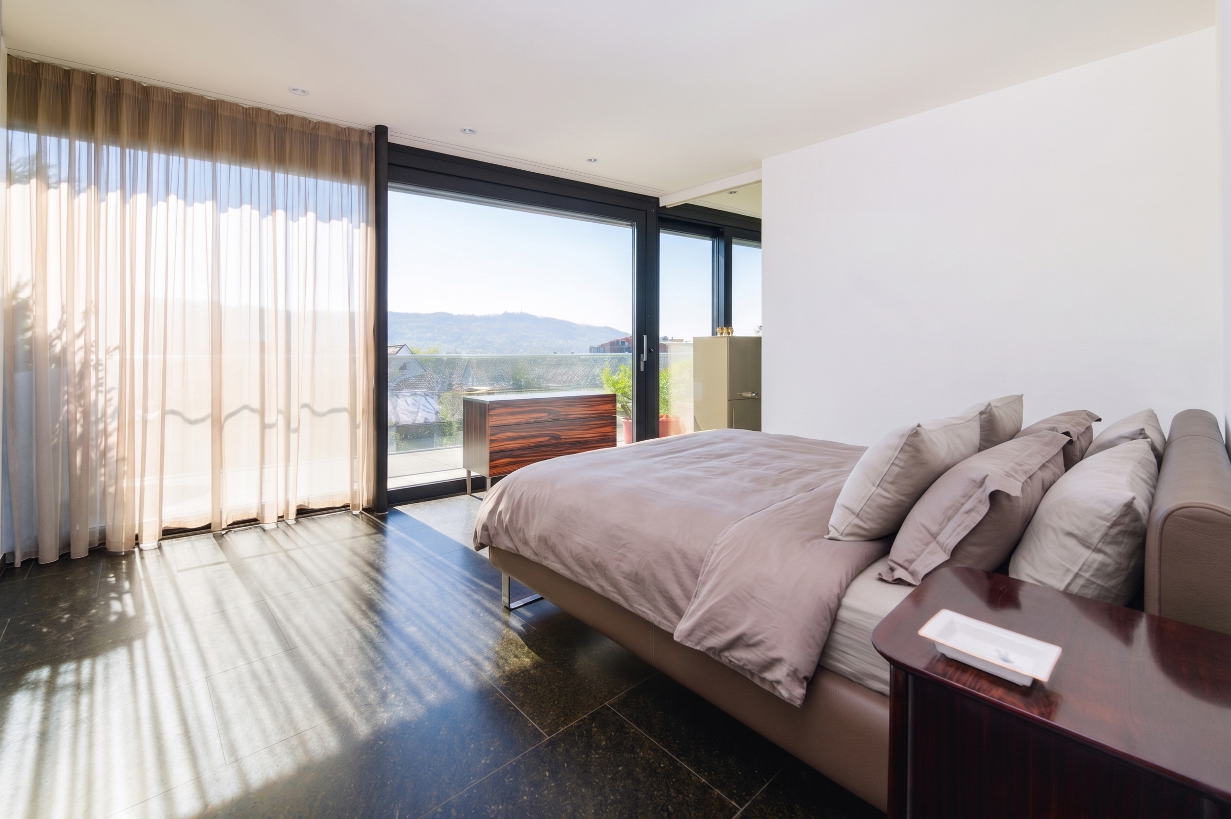 Modernes Schlafzimmer mit Balkonblick
