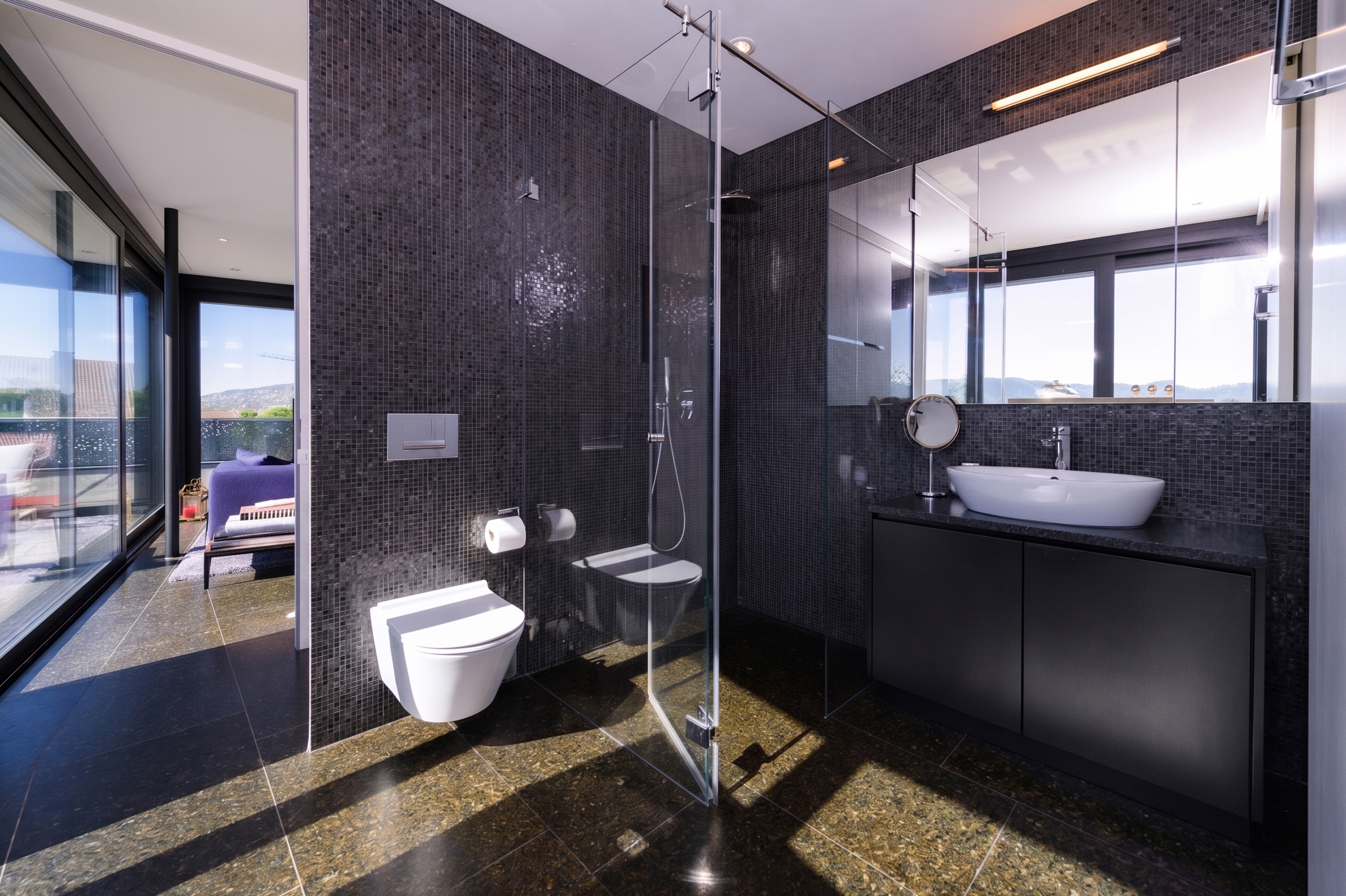 Modernes Badezimmer mit dunkler Mosaikoptik
