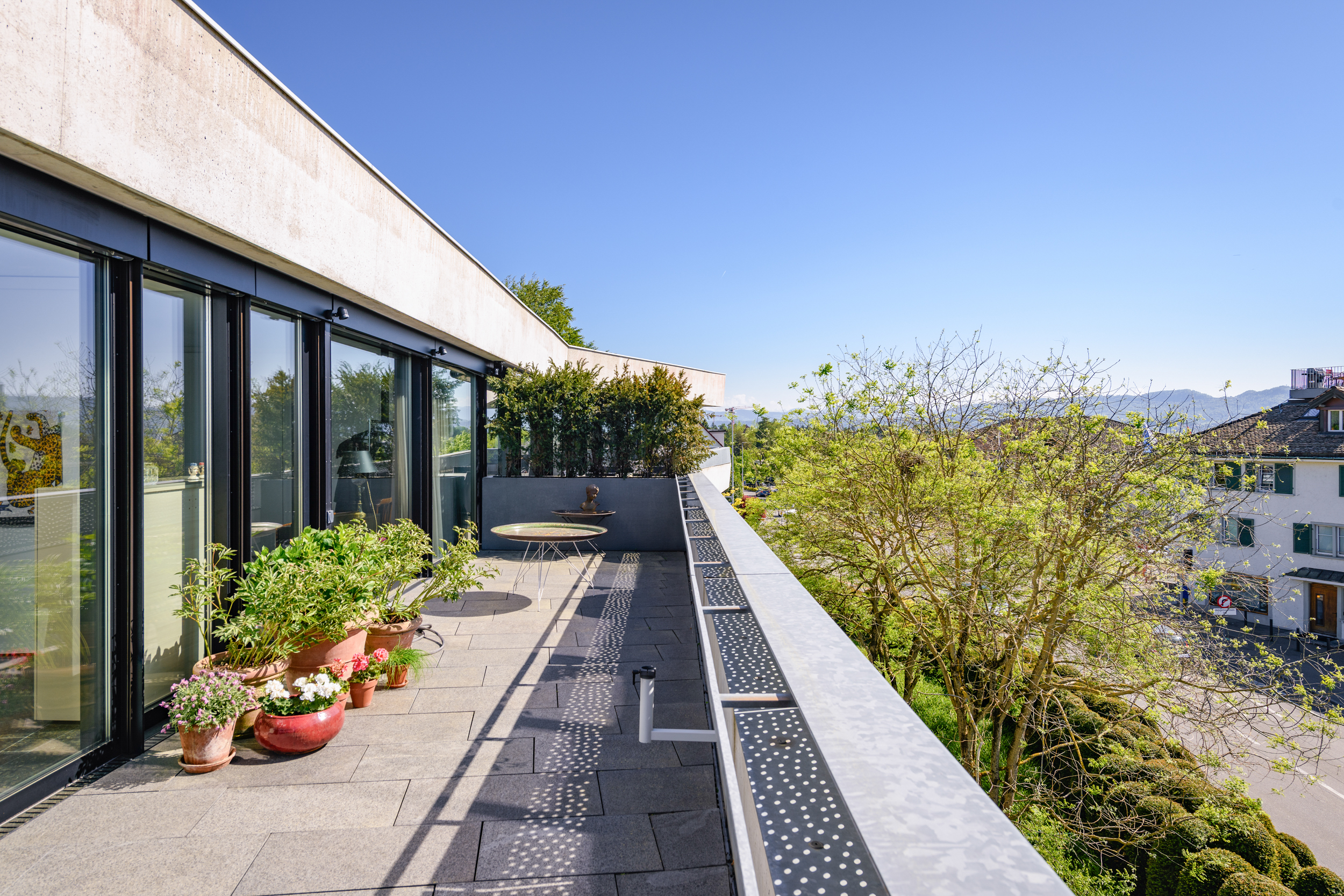Moderne Dachterrasse mit weitem Ausblick