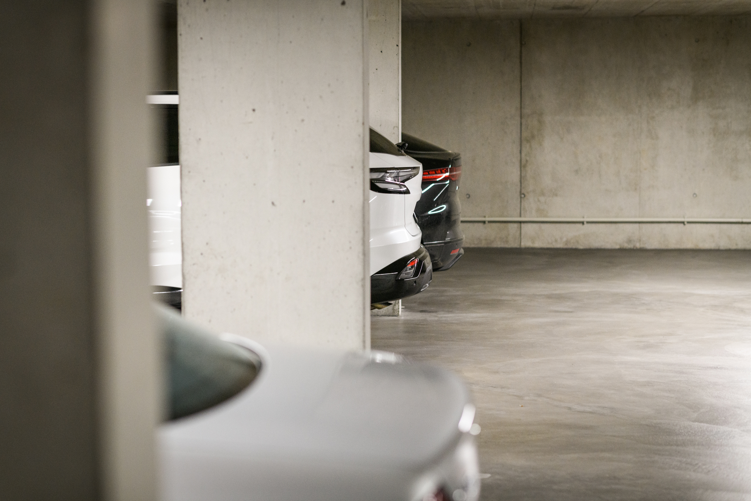 Tiefgarage mit geparkten Autos