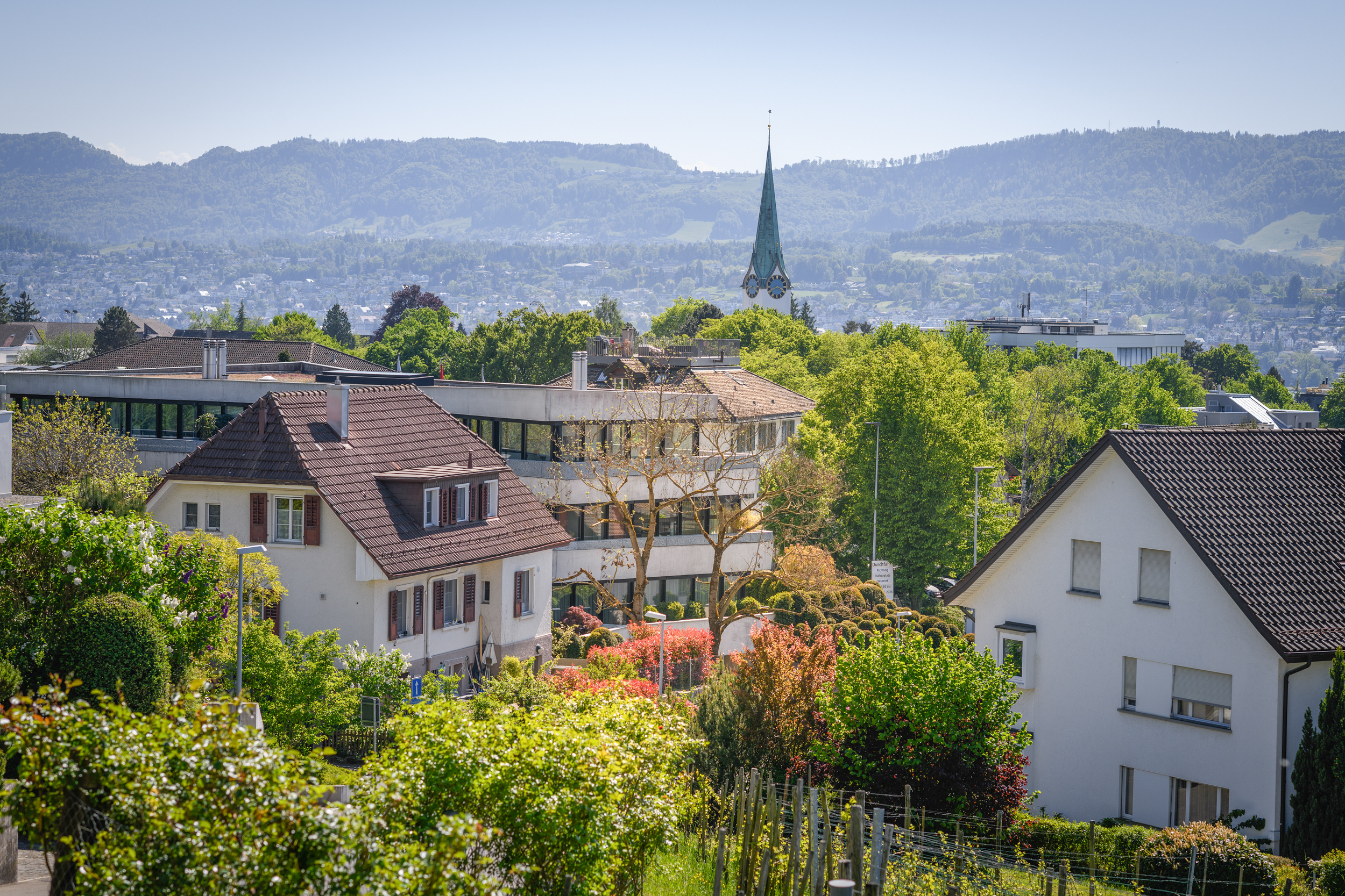 Stadt- und Alpenblick über Wohnhäuser