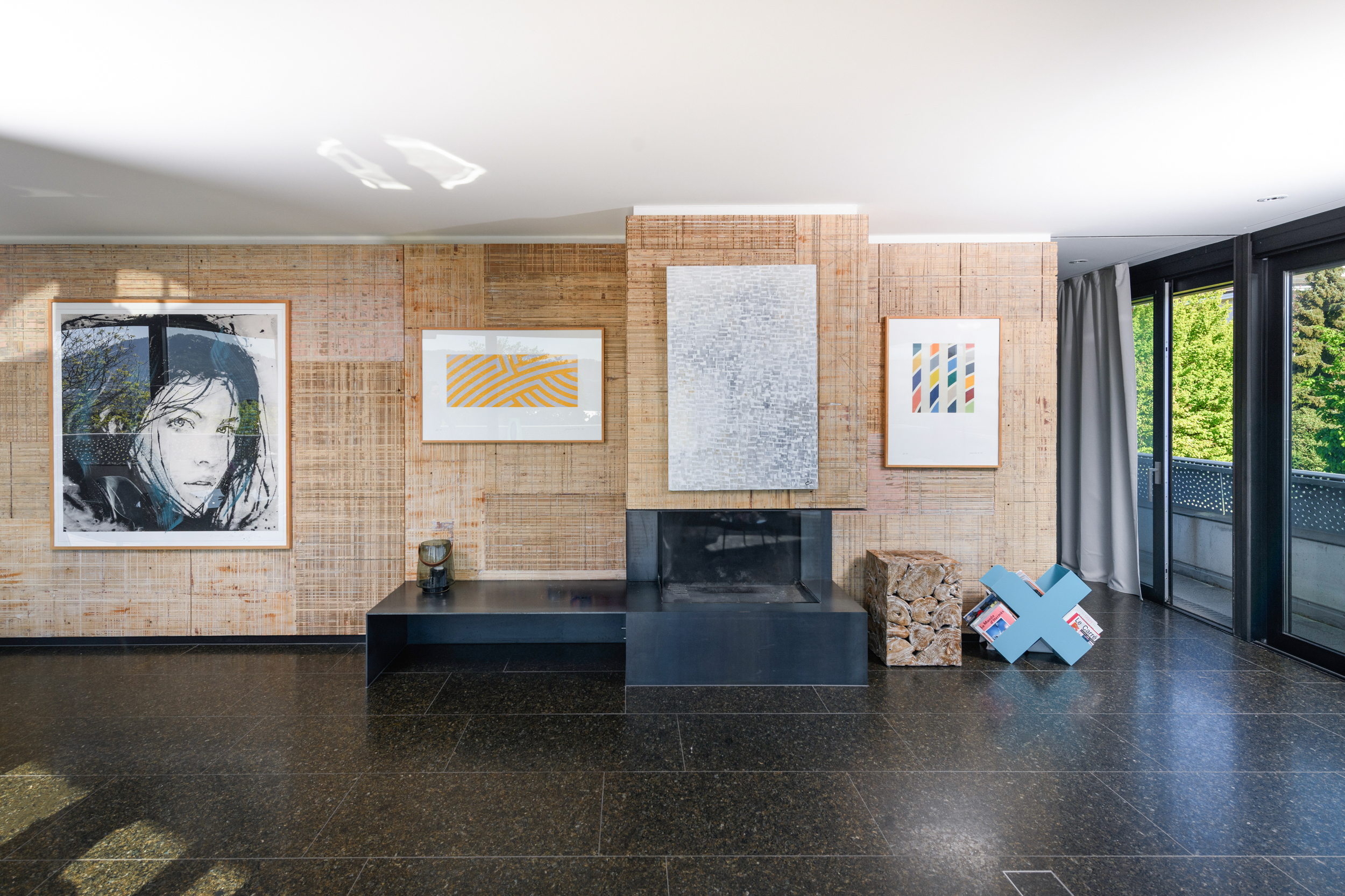 Modernes Wohnzimmer mit Kamin und Kunst