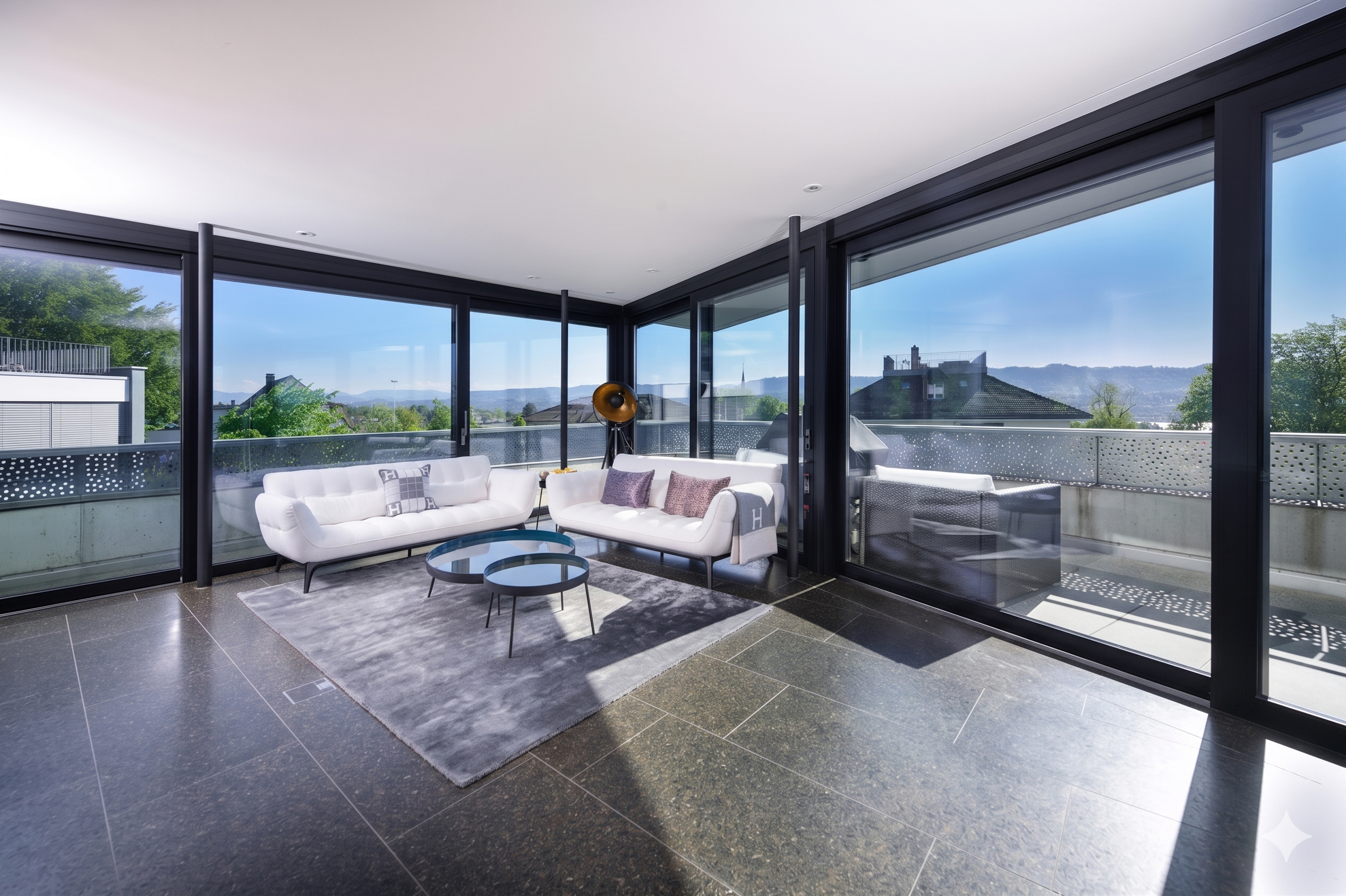 Moderner Wohnbereich mit Panoramafenstern und Aussicht