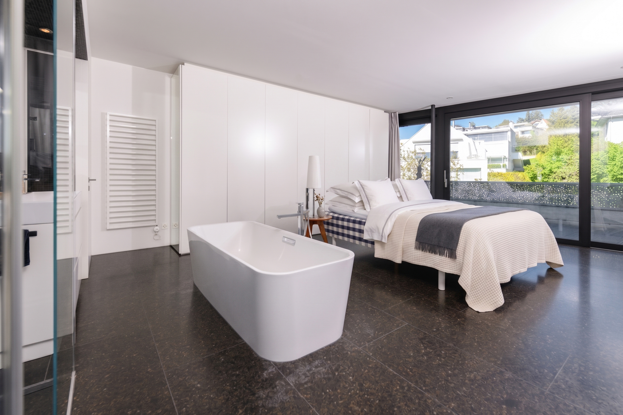 Modernes Schlafzimmer mit Badewanne