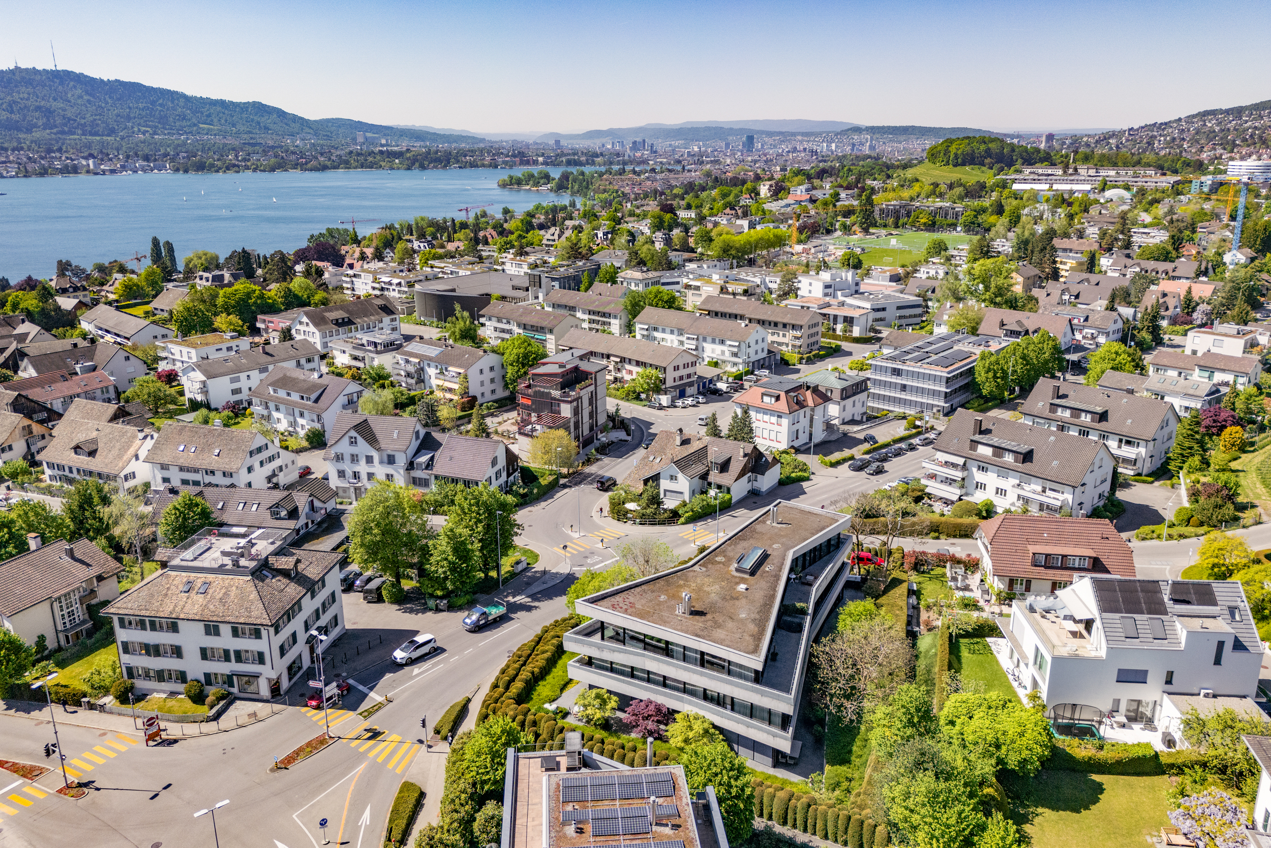 Luftaufnahme einer Wohnlage am See