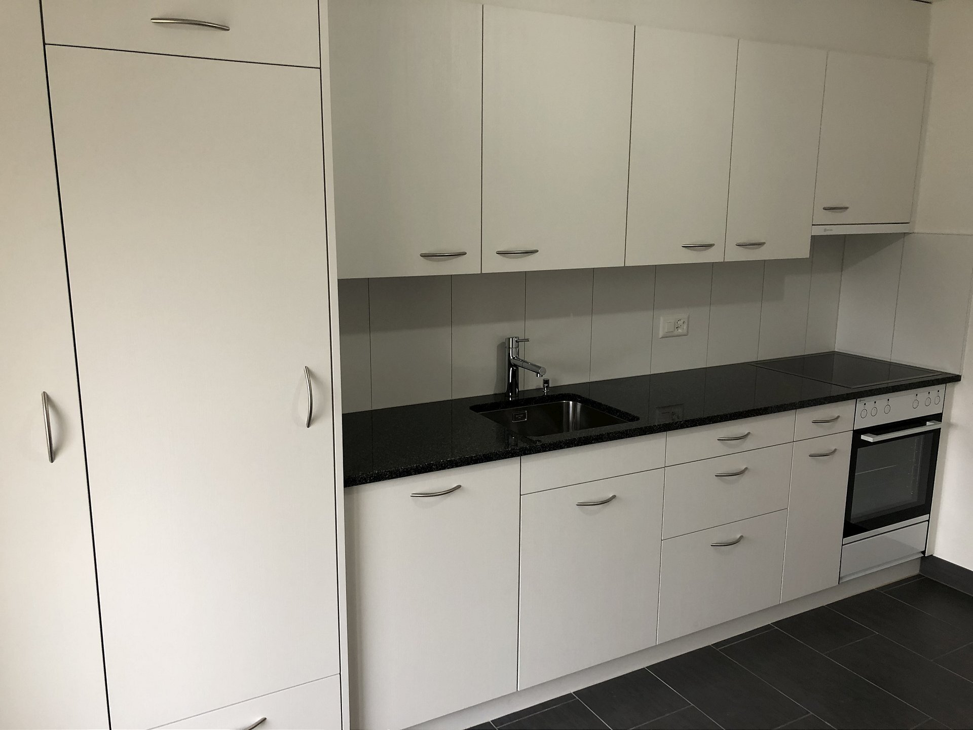 Moderne Einbauküche mit weißen Fronten
