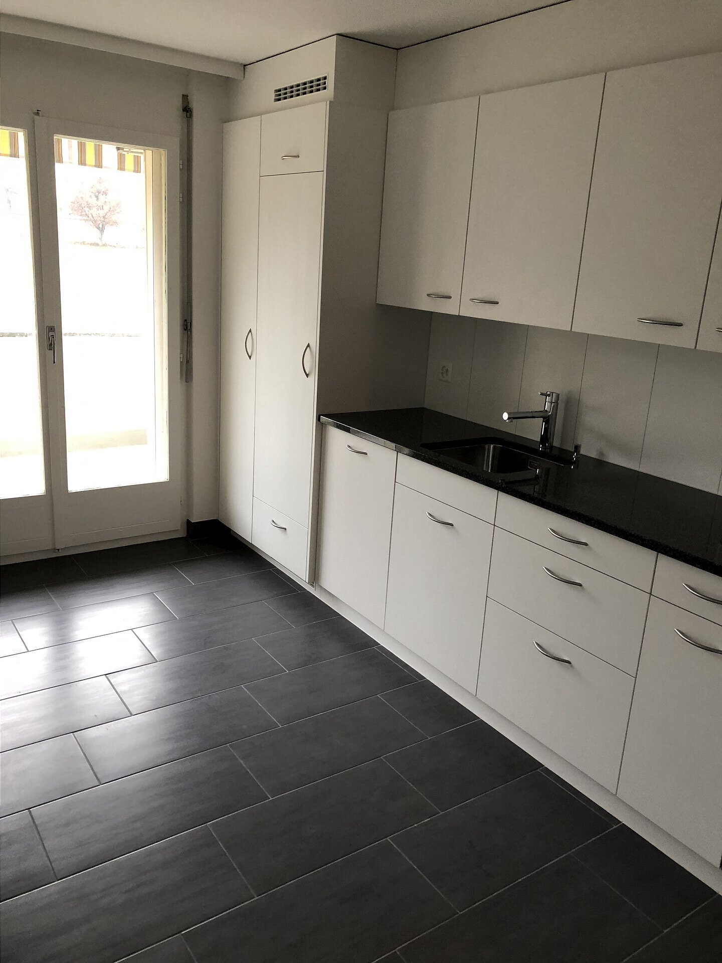 Moderne Küche mit weißen Einbauten
