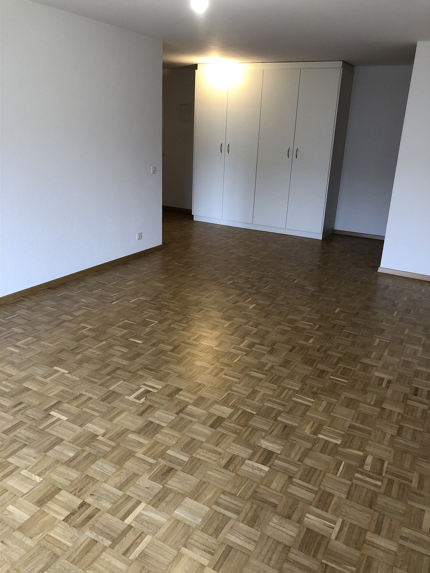 Leerer Wohnraum mit Einbauschrank