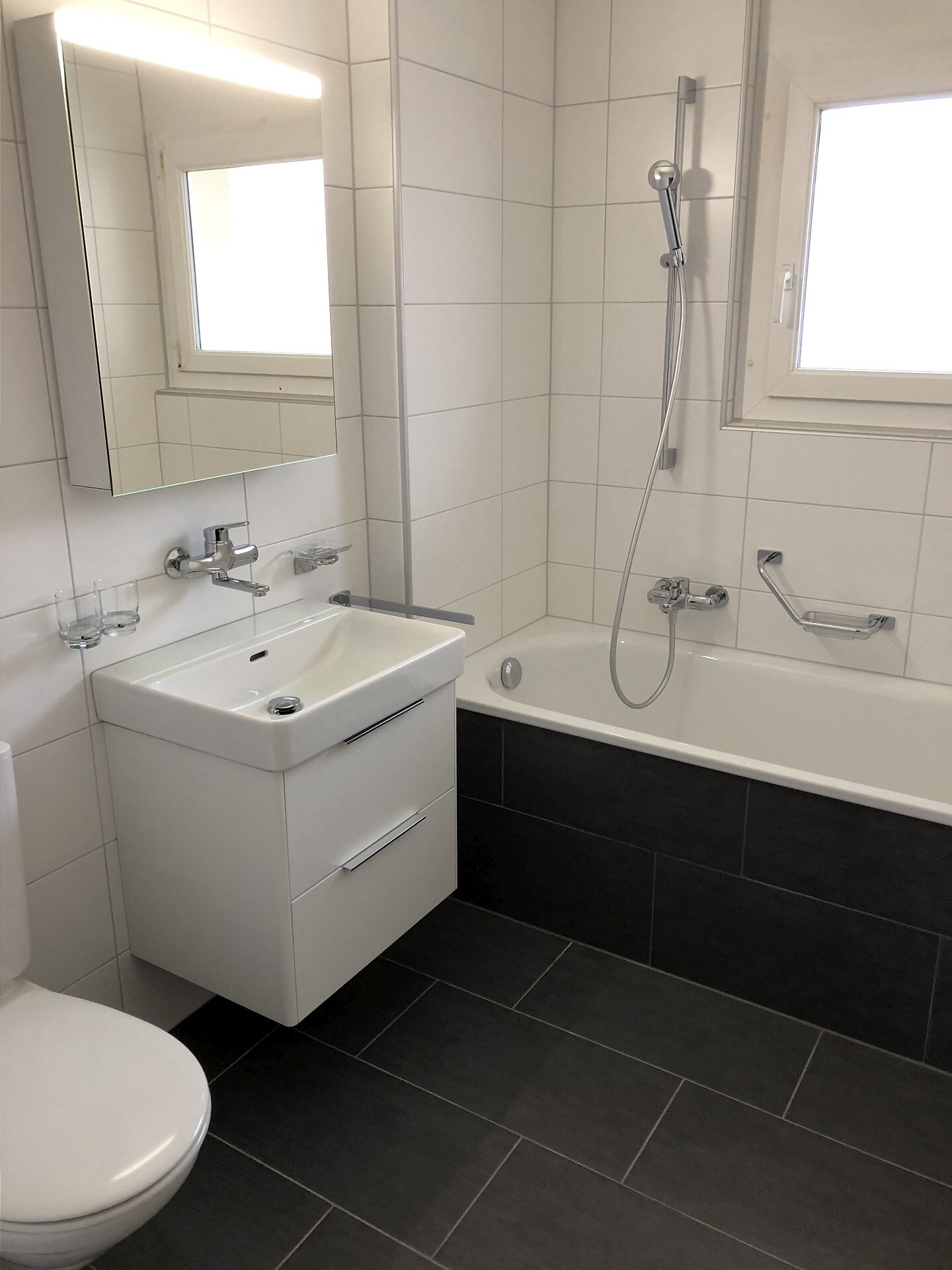 Modernes Badezimmer mit Badewanne und Waschtisch
