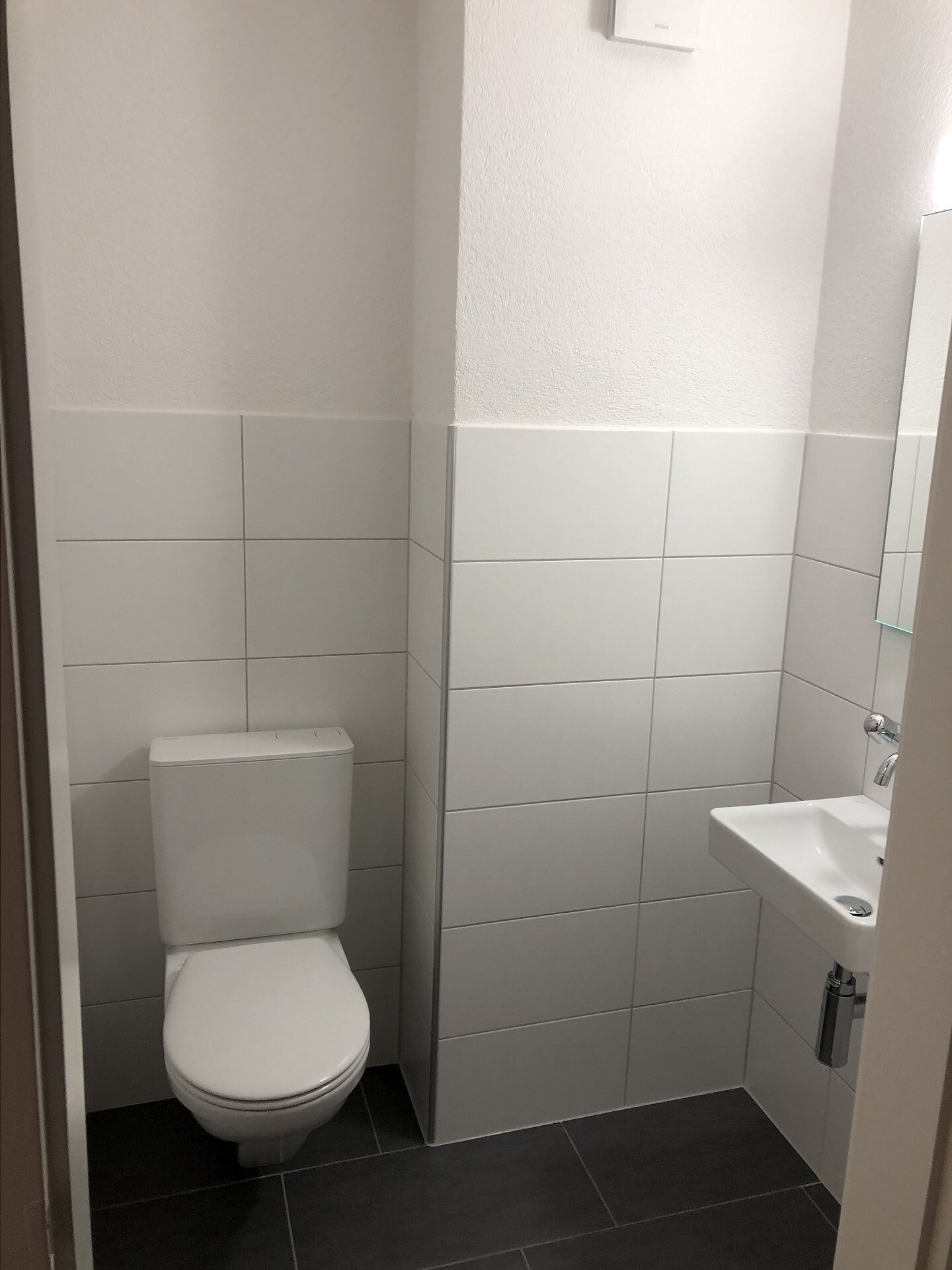 Kleines Gäste-WC mit Wand-WC und Handwaschbecken
