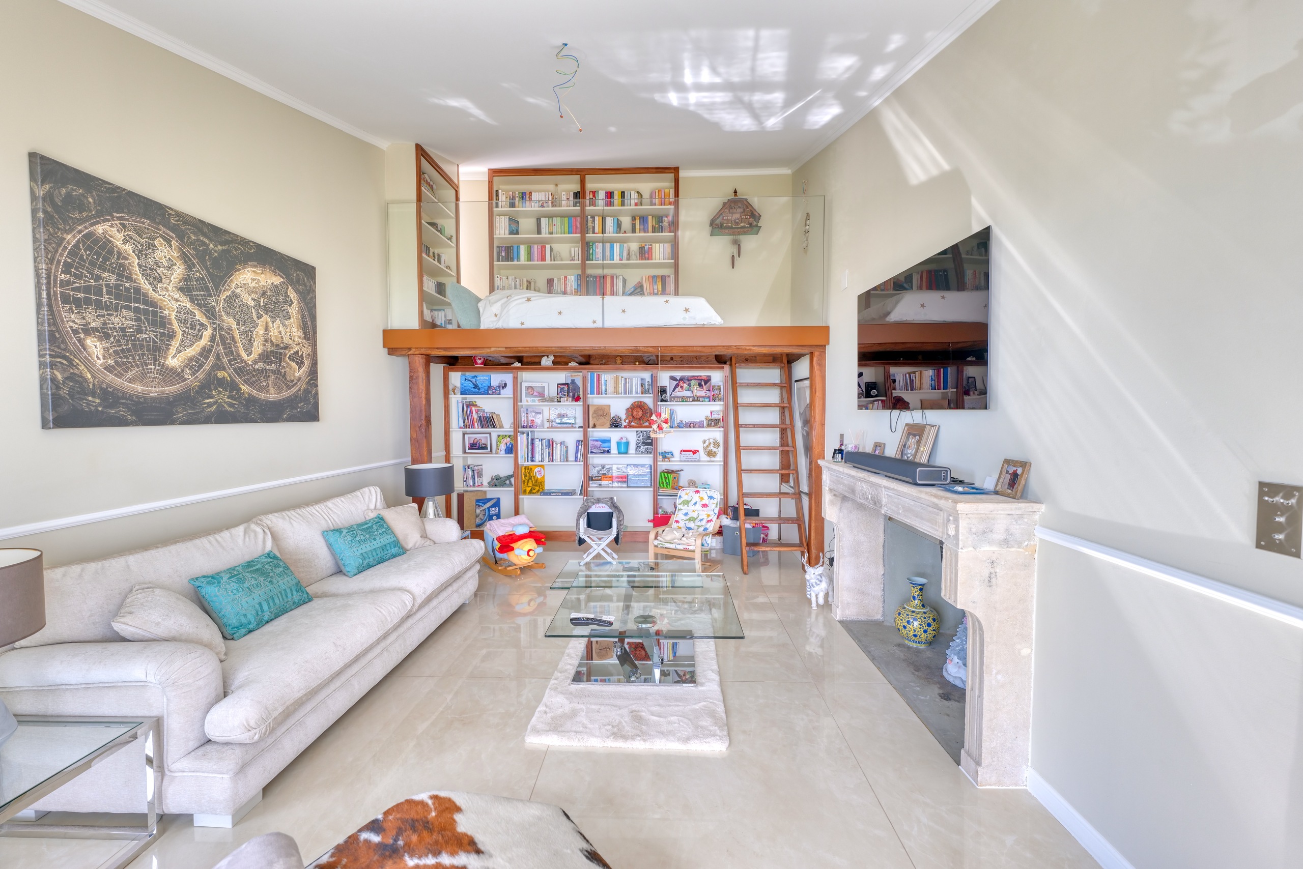 Helles Wohnzimmer mit Galerie und Bibliothek