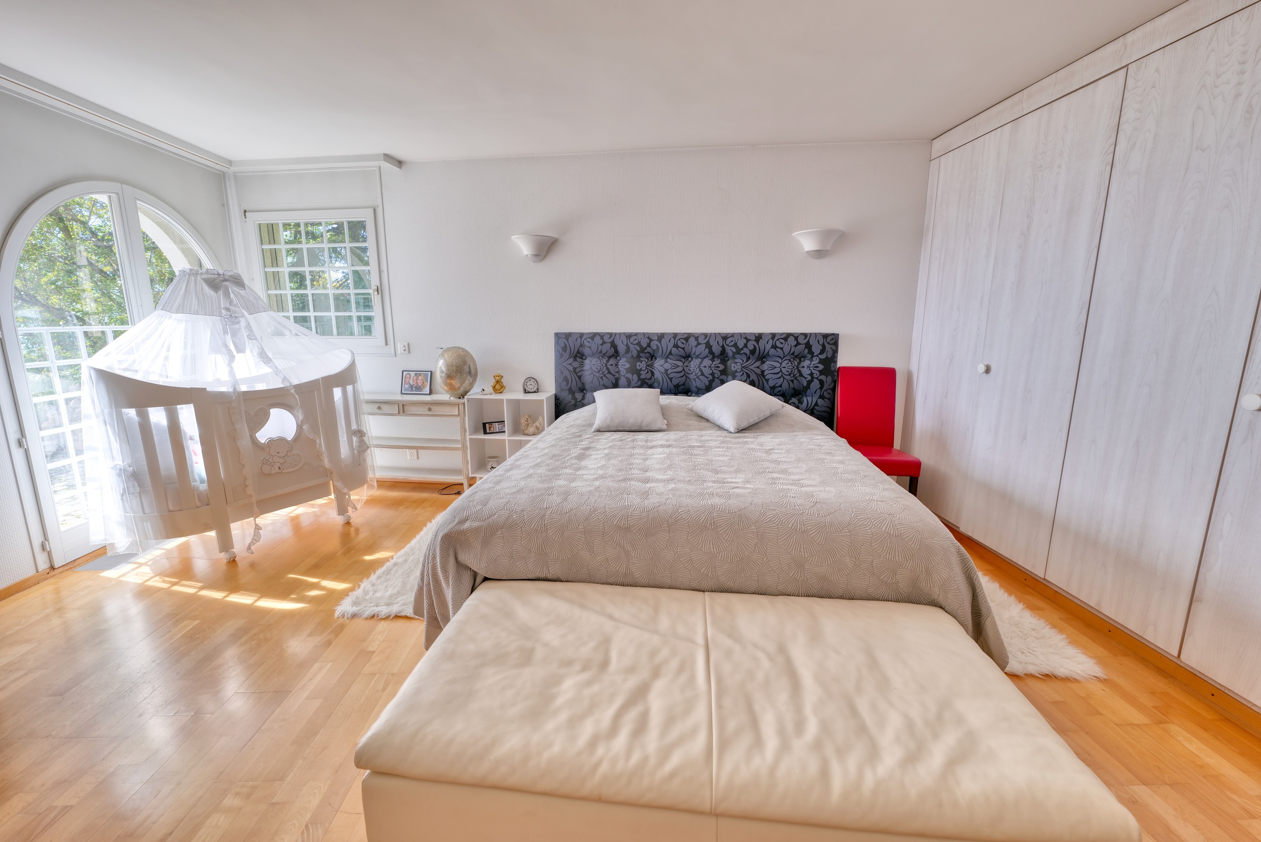 Helles Schlafzimmer mit großem Einbauschrank