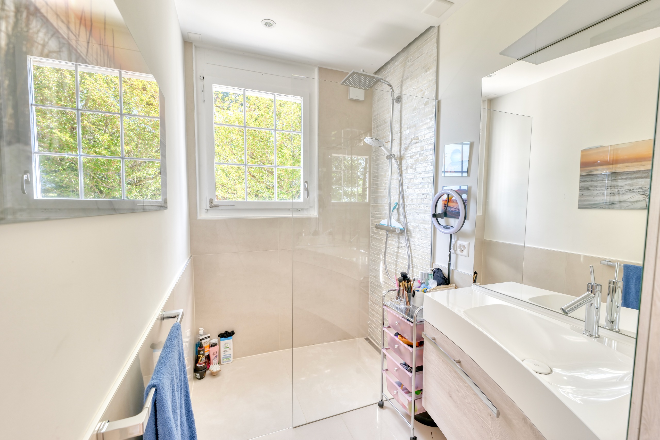 Helles modernes Badezimmer mit Walk-in-Dusche